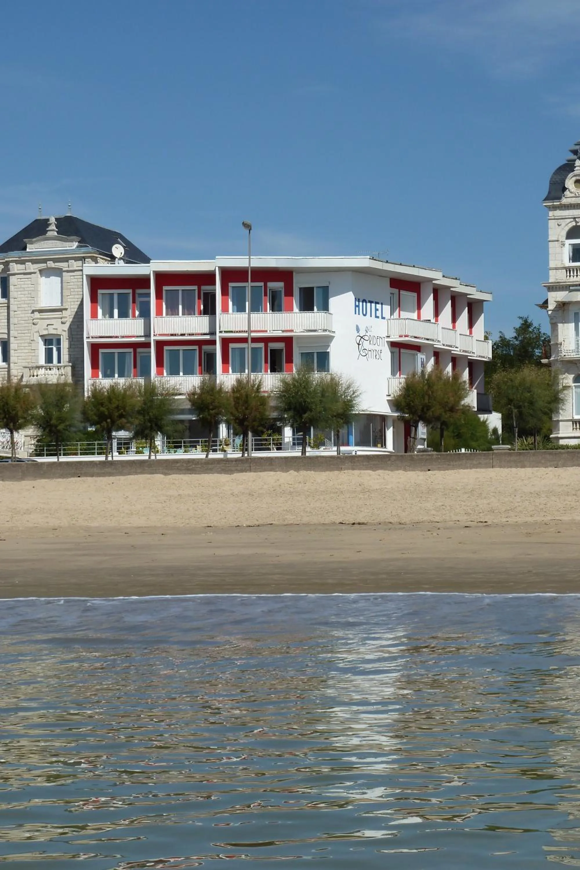 Facade/entrance in Hotel Le Trident Thyrsé