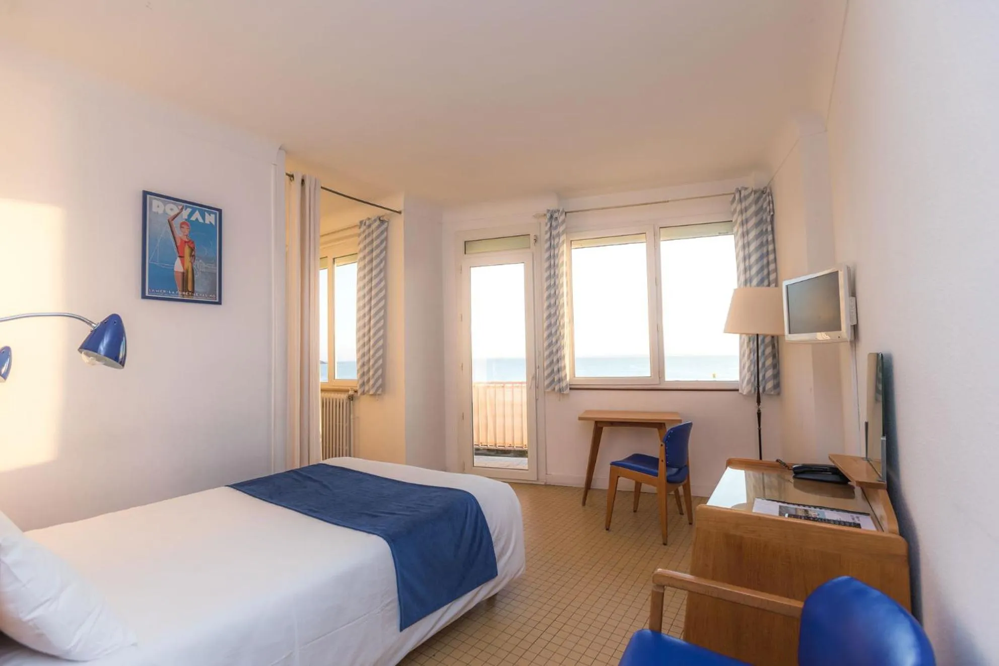 Bed in Hotel Le Trident Thyrsé