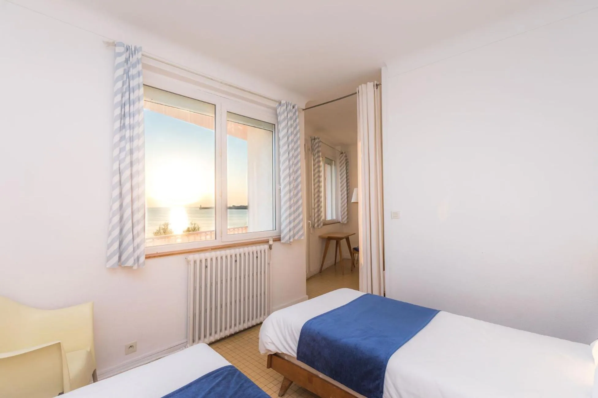 Bed in Hotel Le Trident Thyrsé