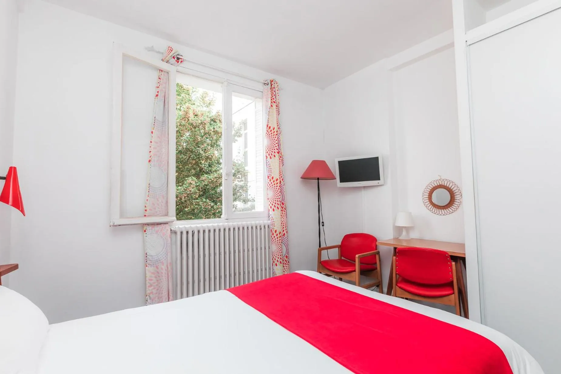 Bed in Hotel Le Trident Thyrsé