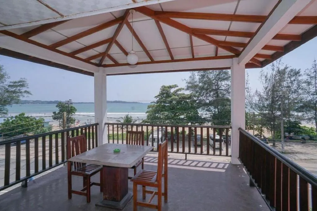 Deluxe Triple Room with Sea View in Agra Lanka Beach Resort