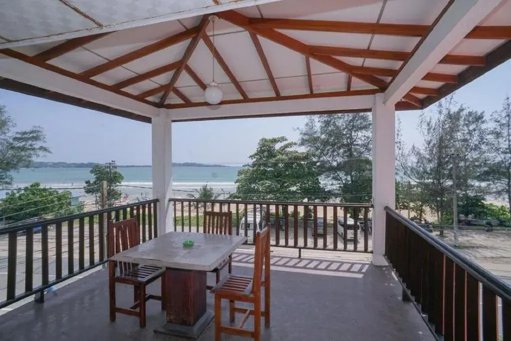 Deluxe Triple Room with Sea View in Agra Lanka Beach Resort Deluxe Triple Room with Sea View in Agra Lanka Beach Resort