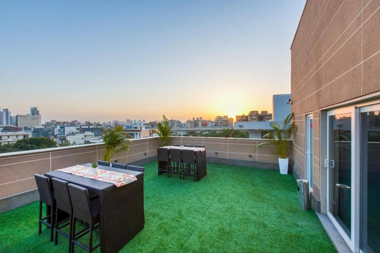 Balcony/Terrace in ROSASTAYS Gurugram Golf Course