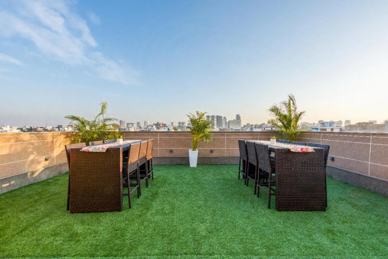 Balcony/Terrace in ROSASTAYS Gurugram Golf Course