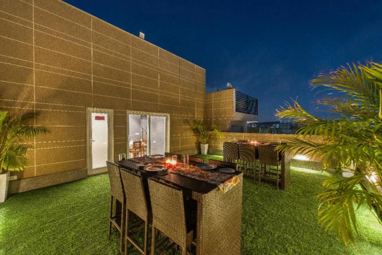 Balcony/Terrace in ROSASTAYS Gurugram Golf Course