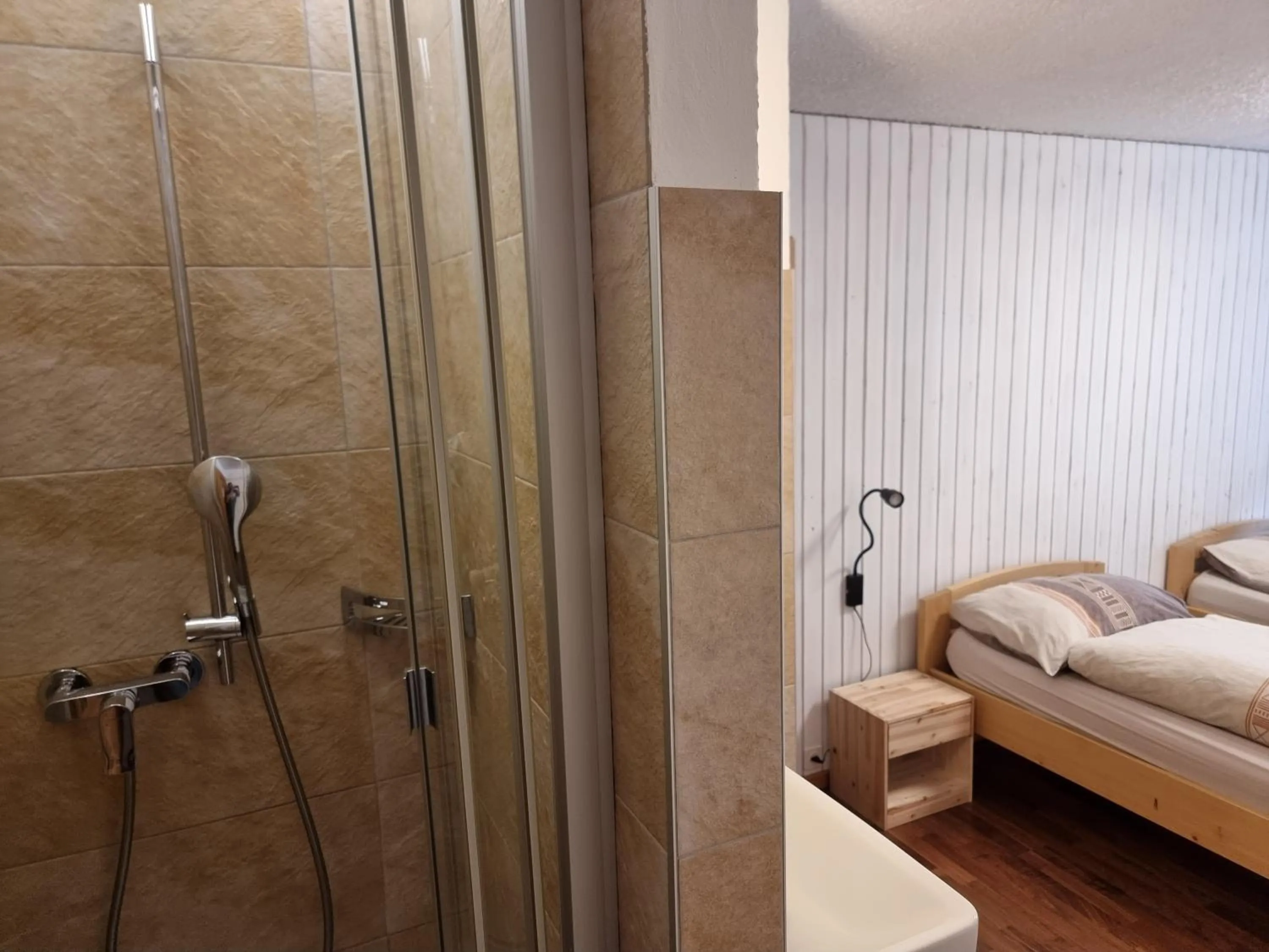 Shower, Bed in Le Catogne