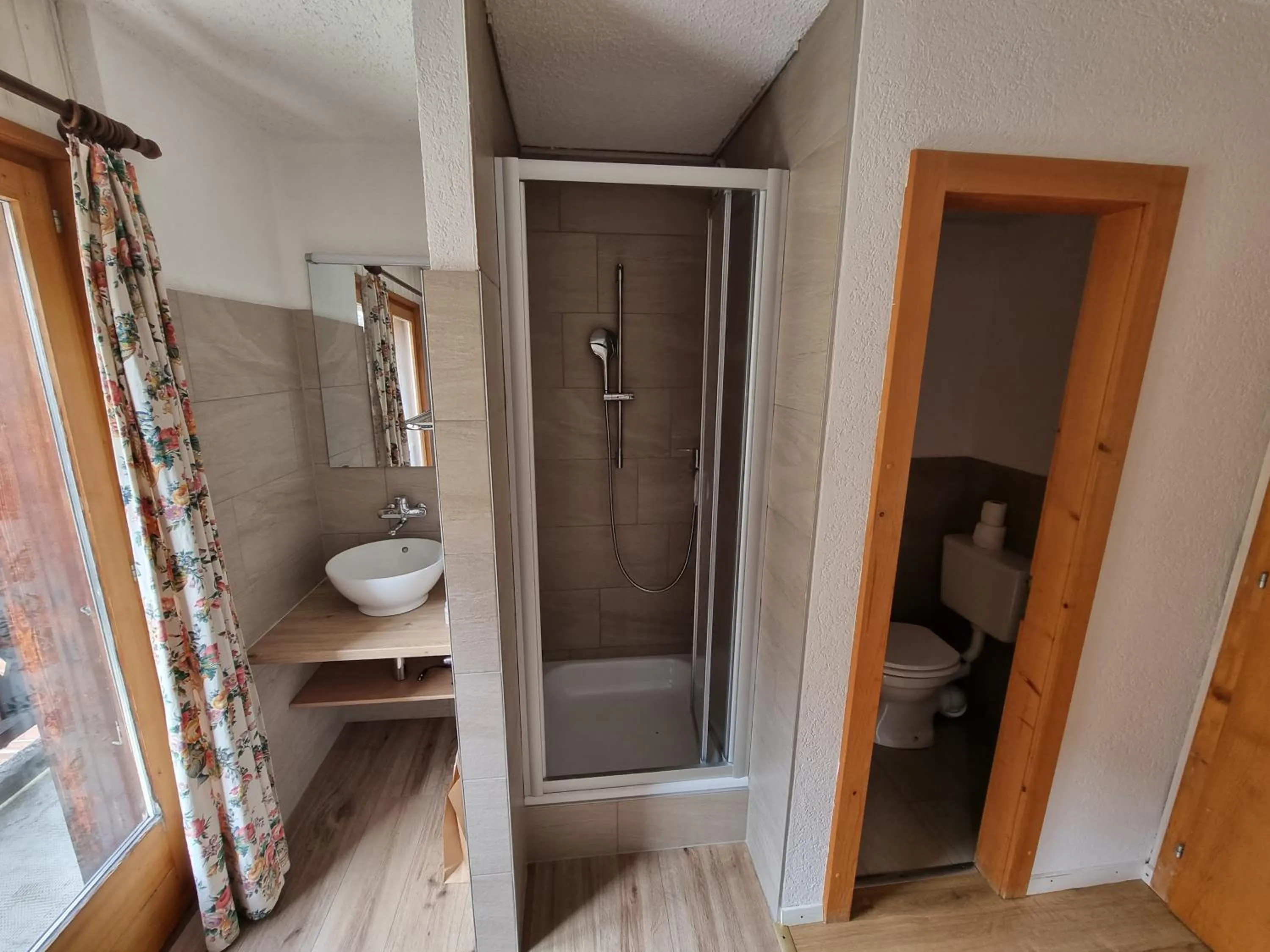 Shower in Le Catogne