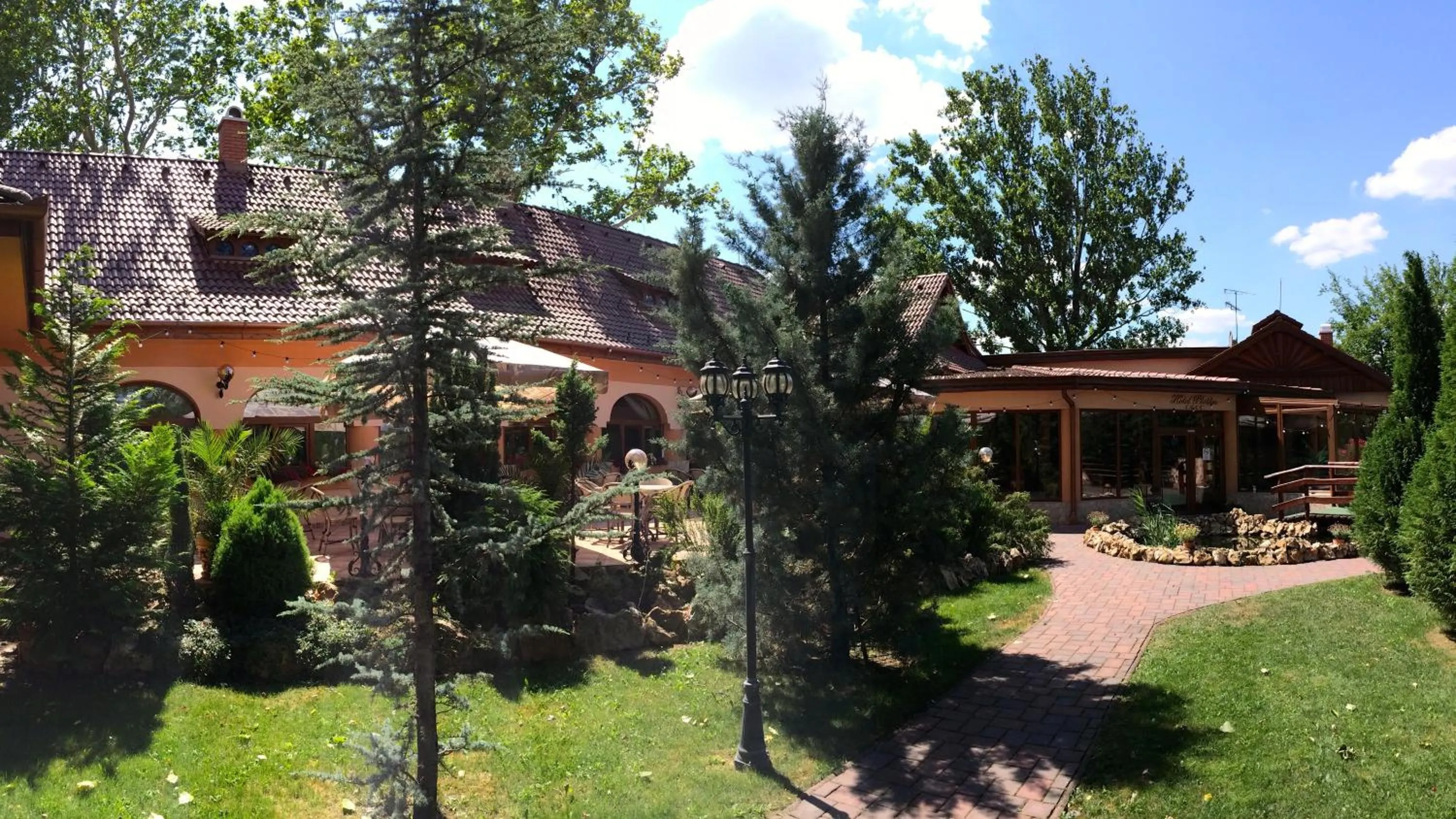 Facade/entrance in Platan Garden Rooms & Restaurant