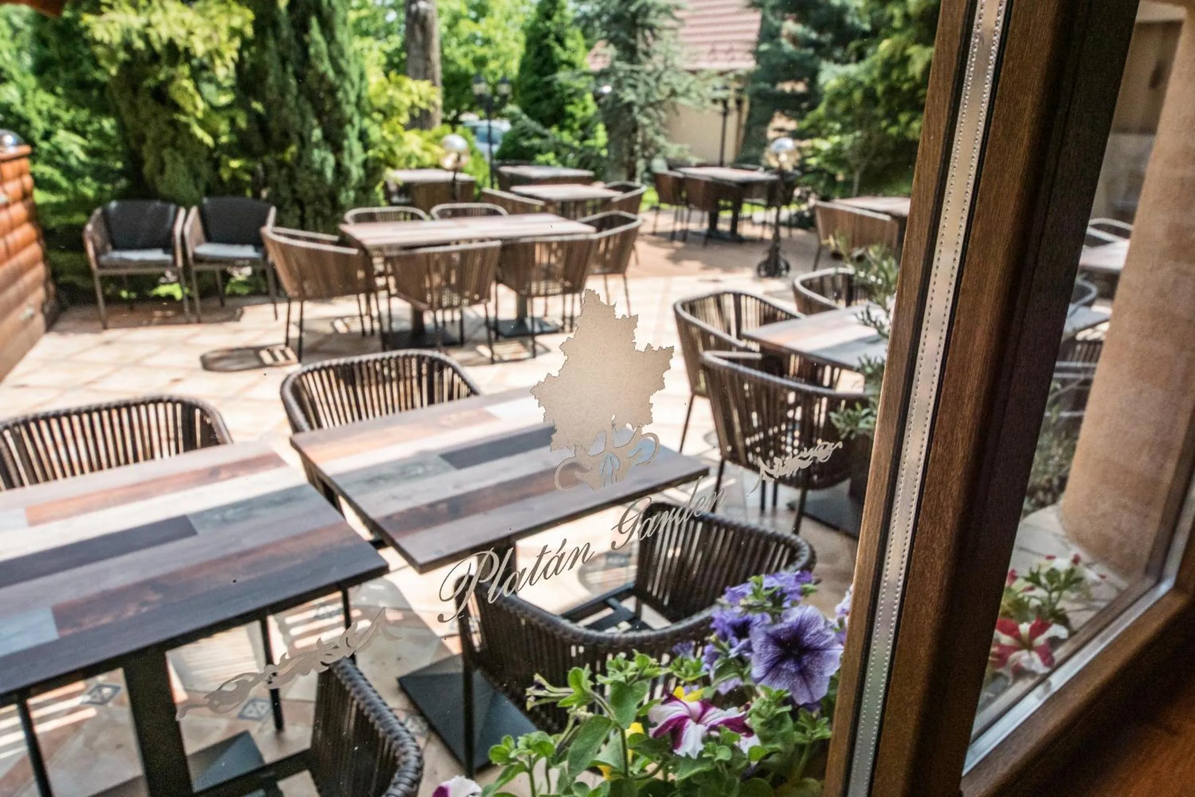 Restaurant/places to eat in Platan Garden Rooms & Restaurant