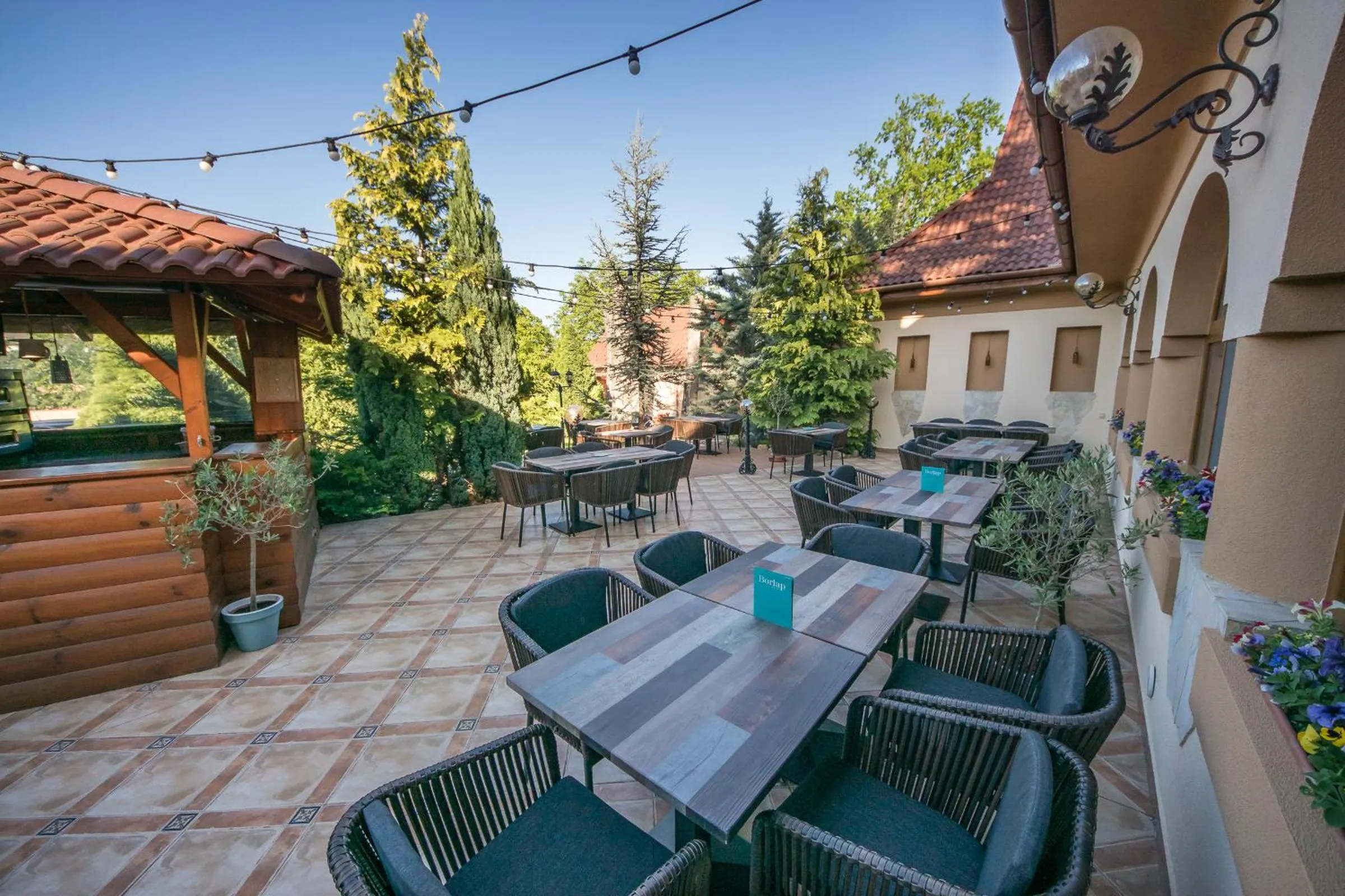 Restaurant/places to eat in Platan Garden Rooms & Restaurant