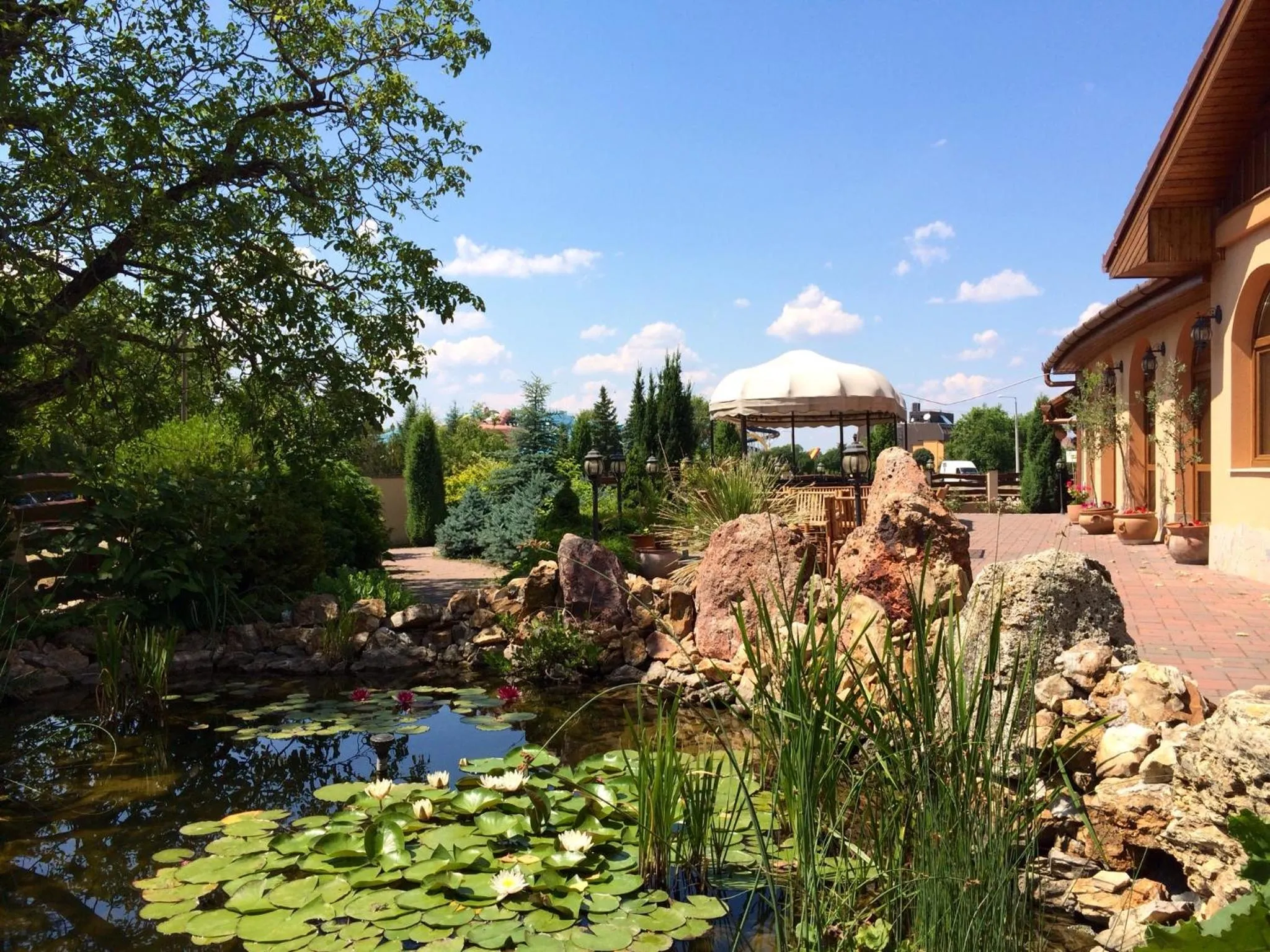 Garden in Platan Garden Rooms & Restaurant