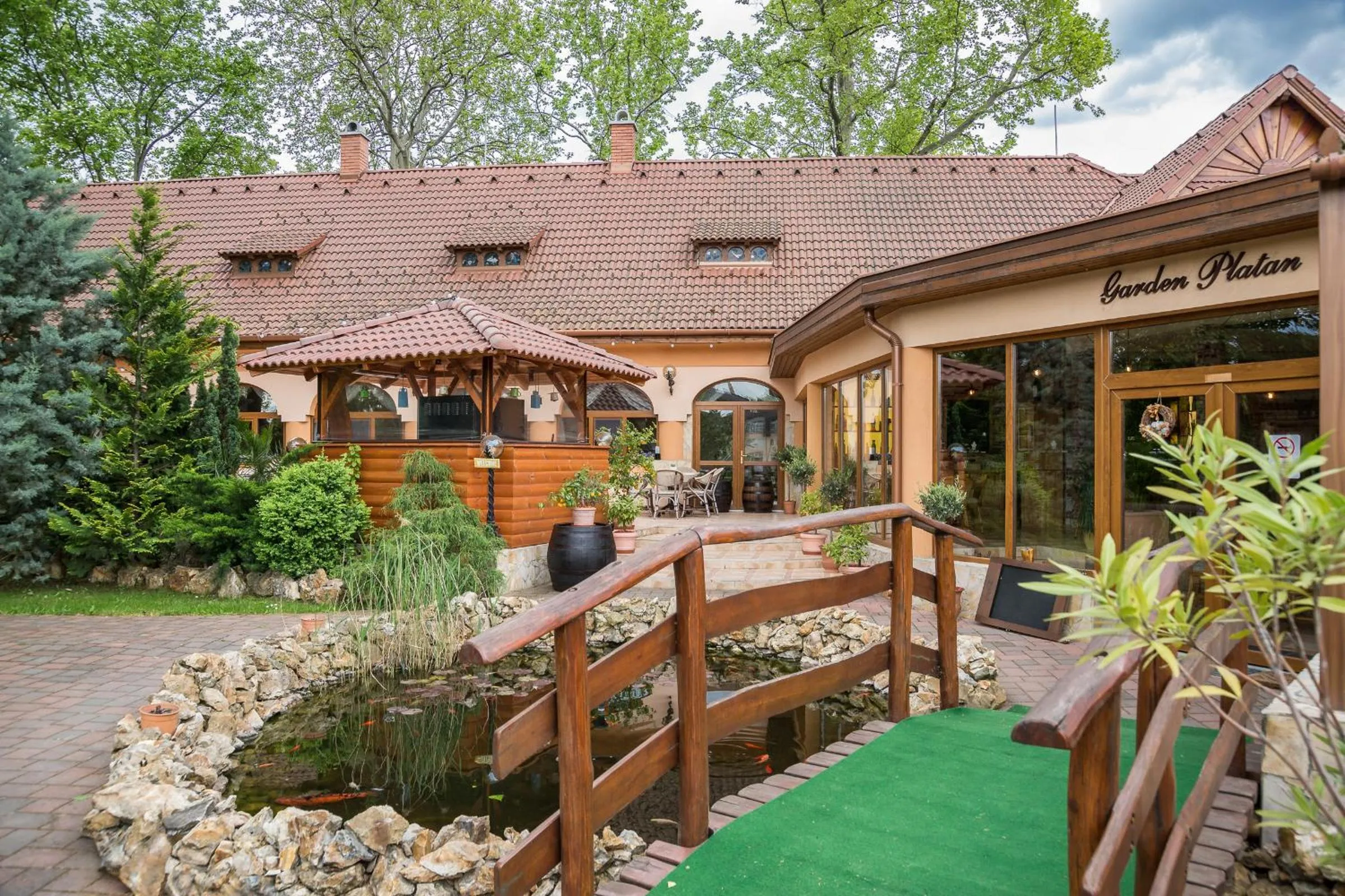 Restaurant/places to eat in Platan Garden Rooms & Restaurant