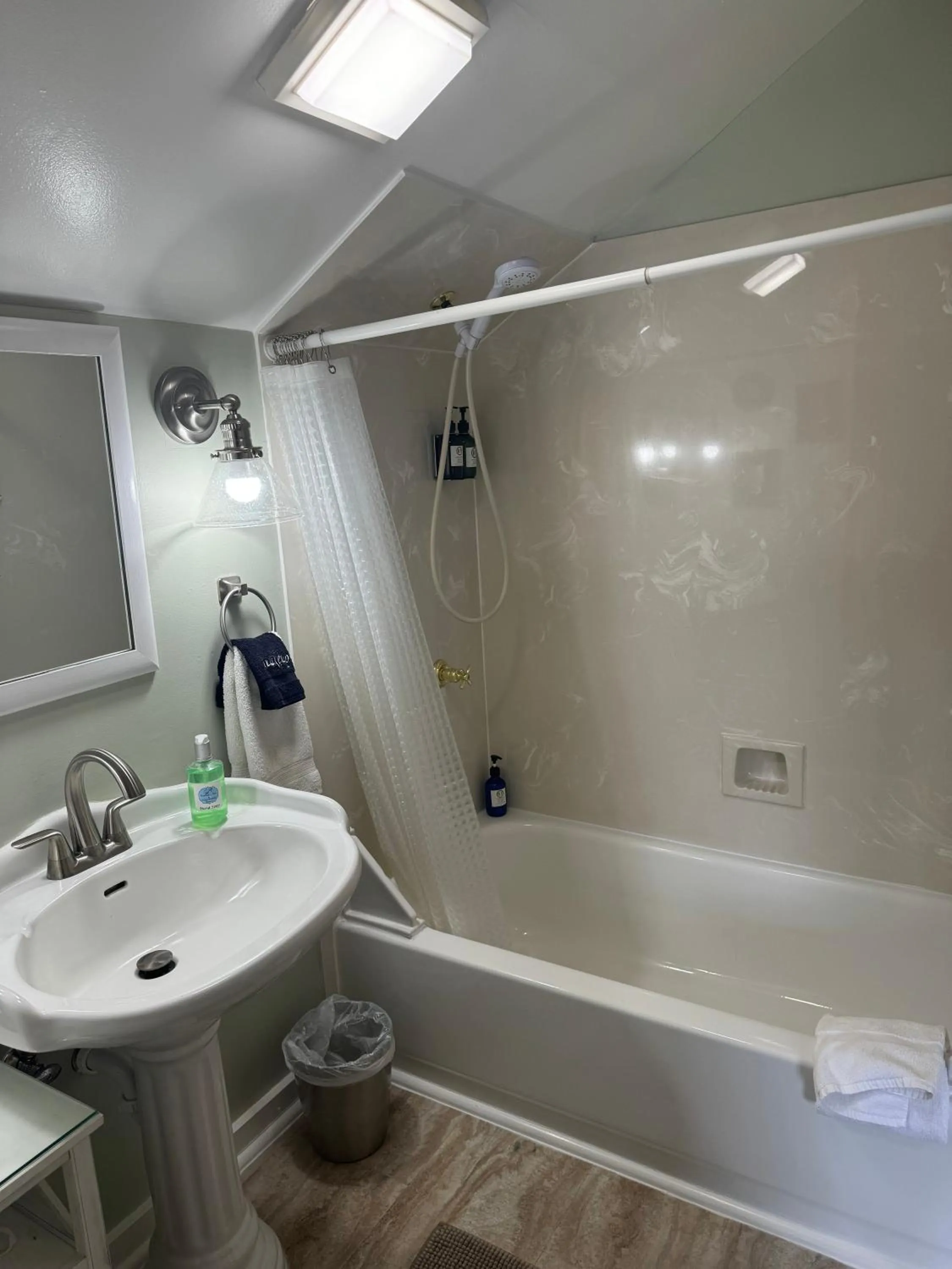 Bathroom in Bayberry Inn B&B and Oregon Wellness Retreat