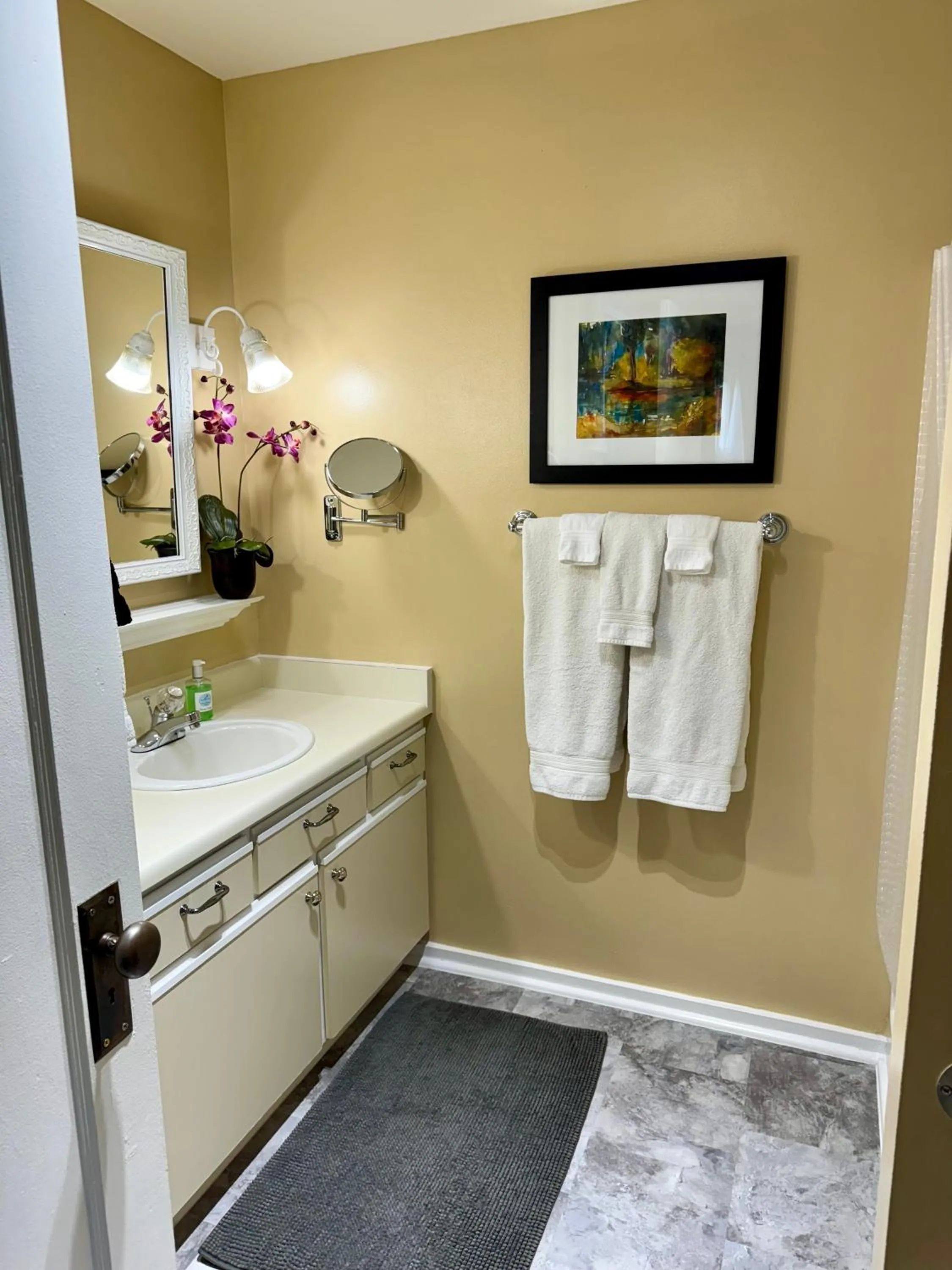 Bathroom in Bayberry Inn B&B and Oregon Wellness Retreat
