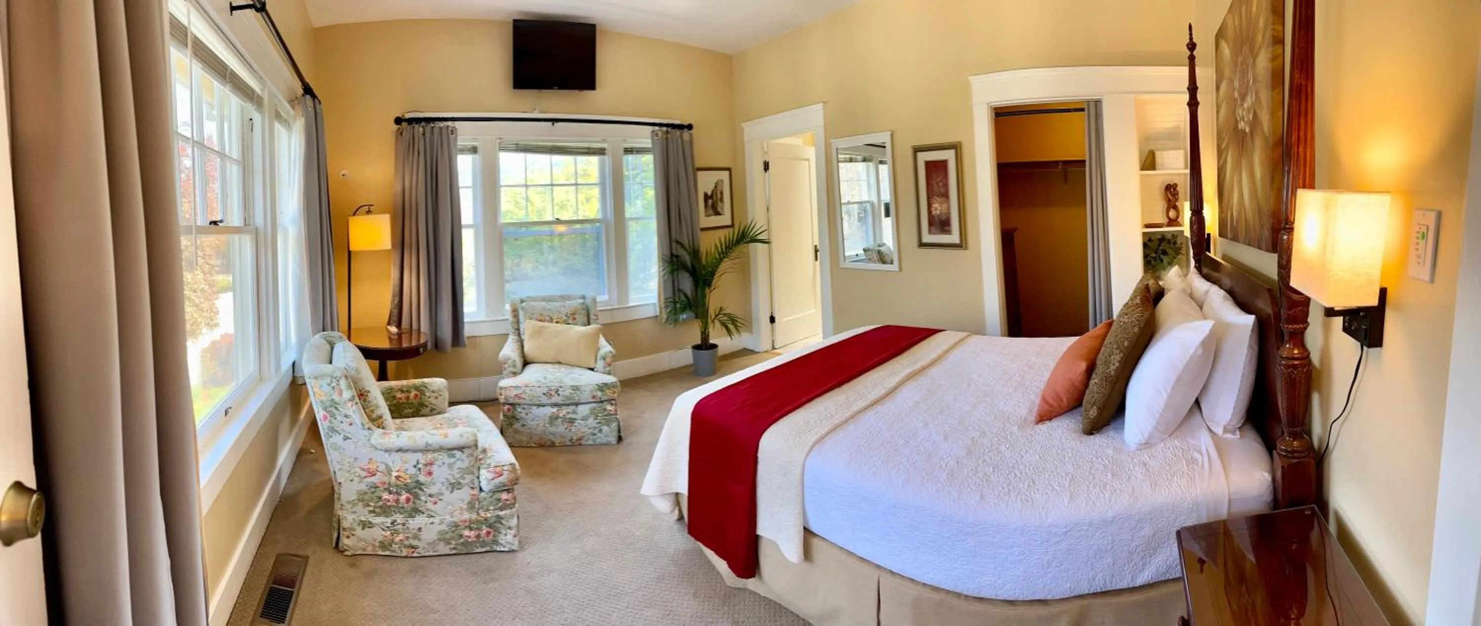 Bed in Bayberry Inn B&B and Oregon Wellness Retreat