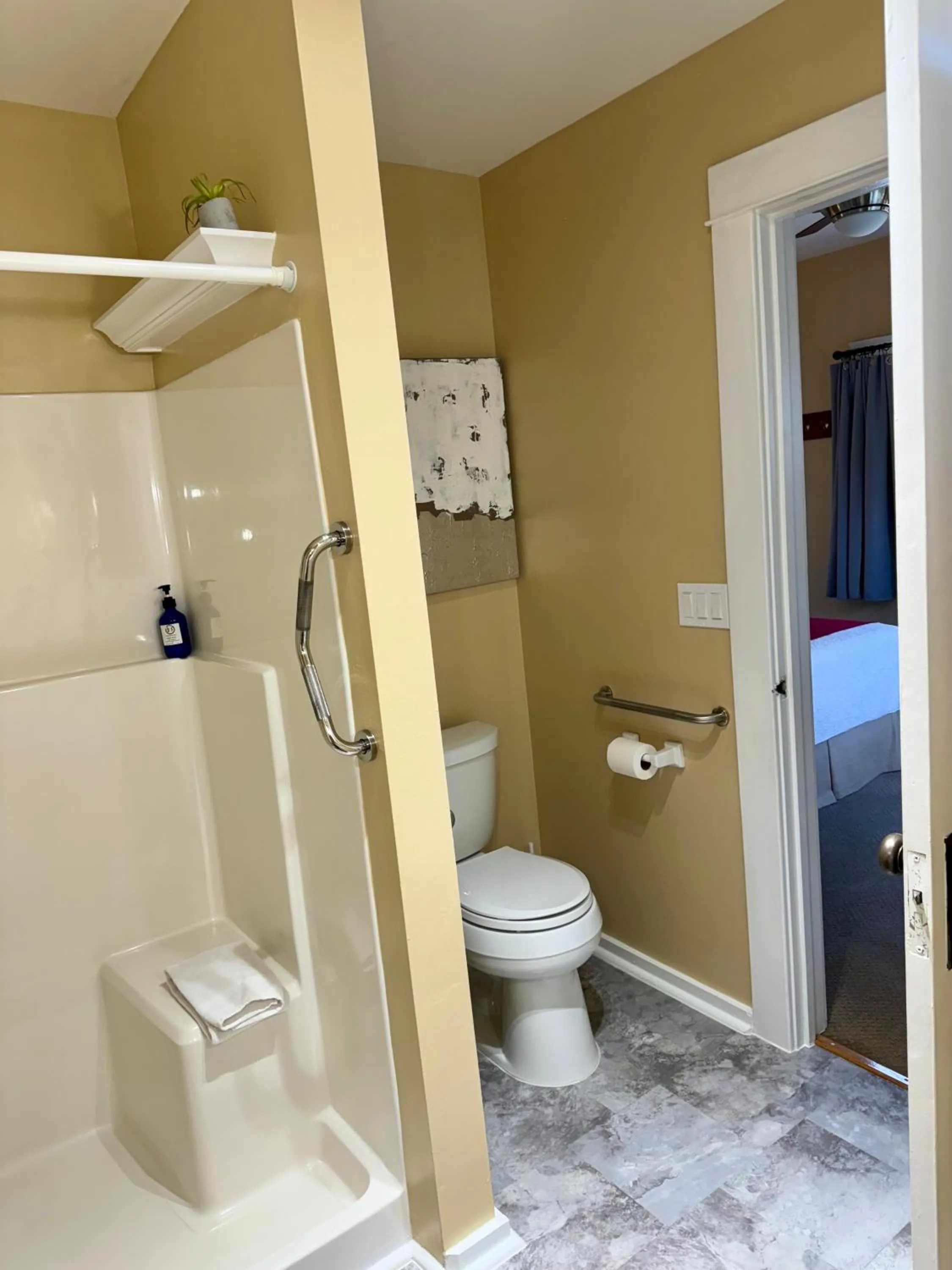 Shower in Bayberry Inn B&B and Oregon Wellness Retreat