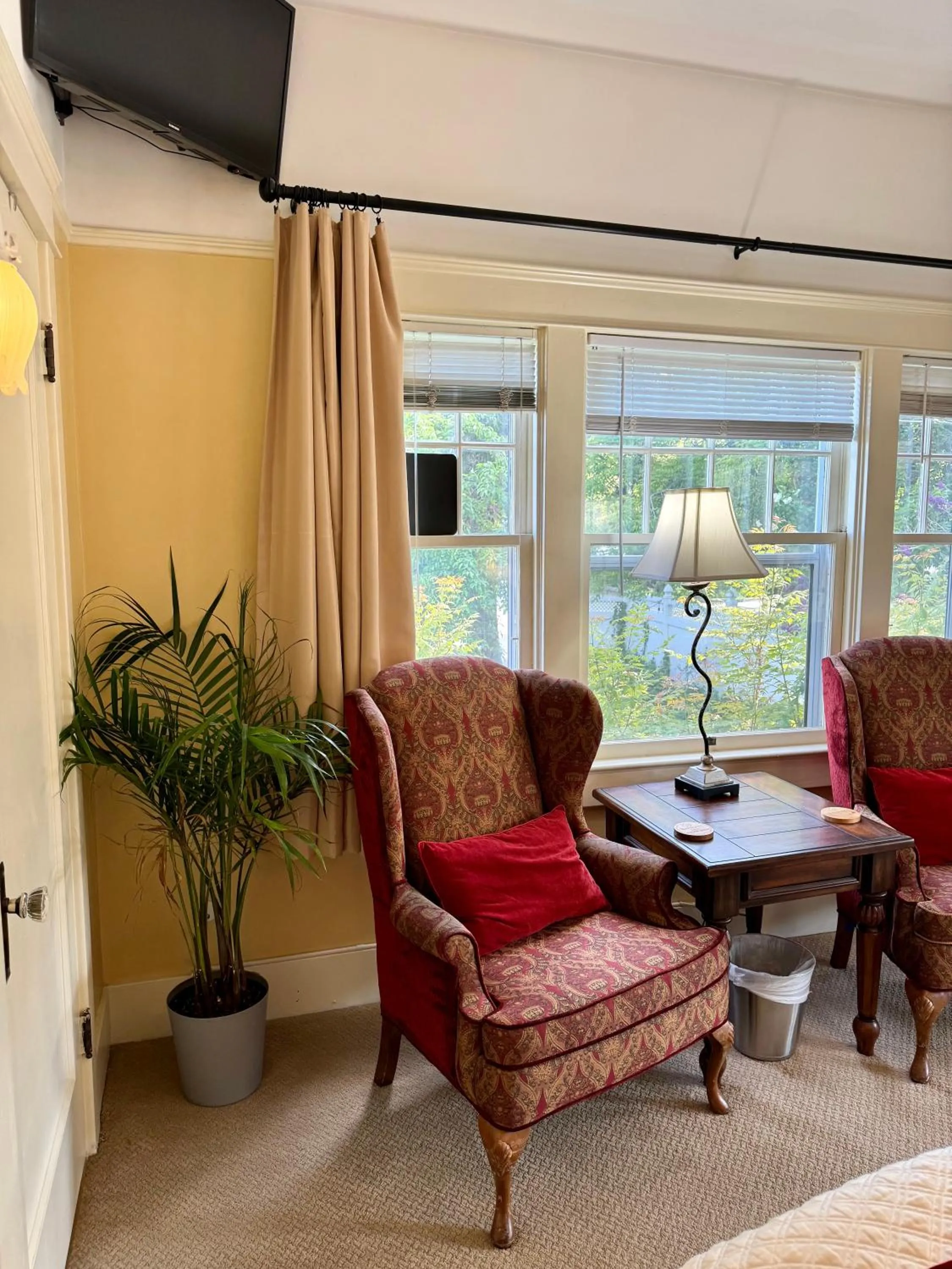 TV and multimedia in Bayberry Inn B&B and Oregon Wellness Retreat