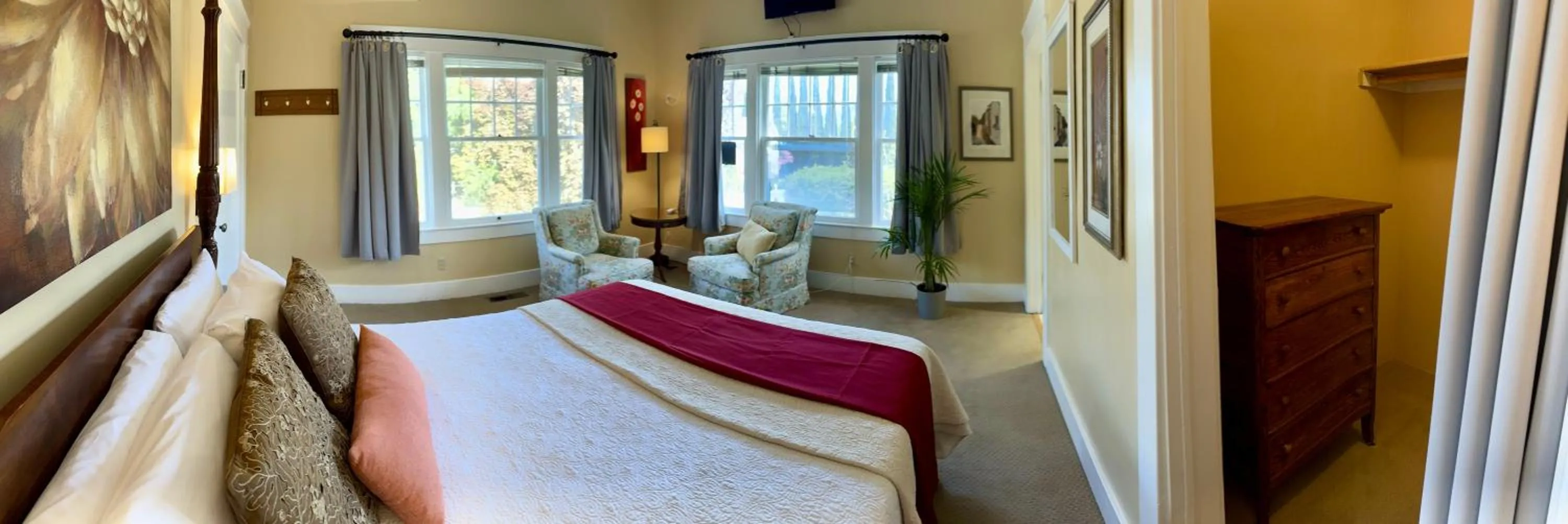 Bed in Bayberry Inn B&B and Oregon Wellness Retreat