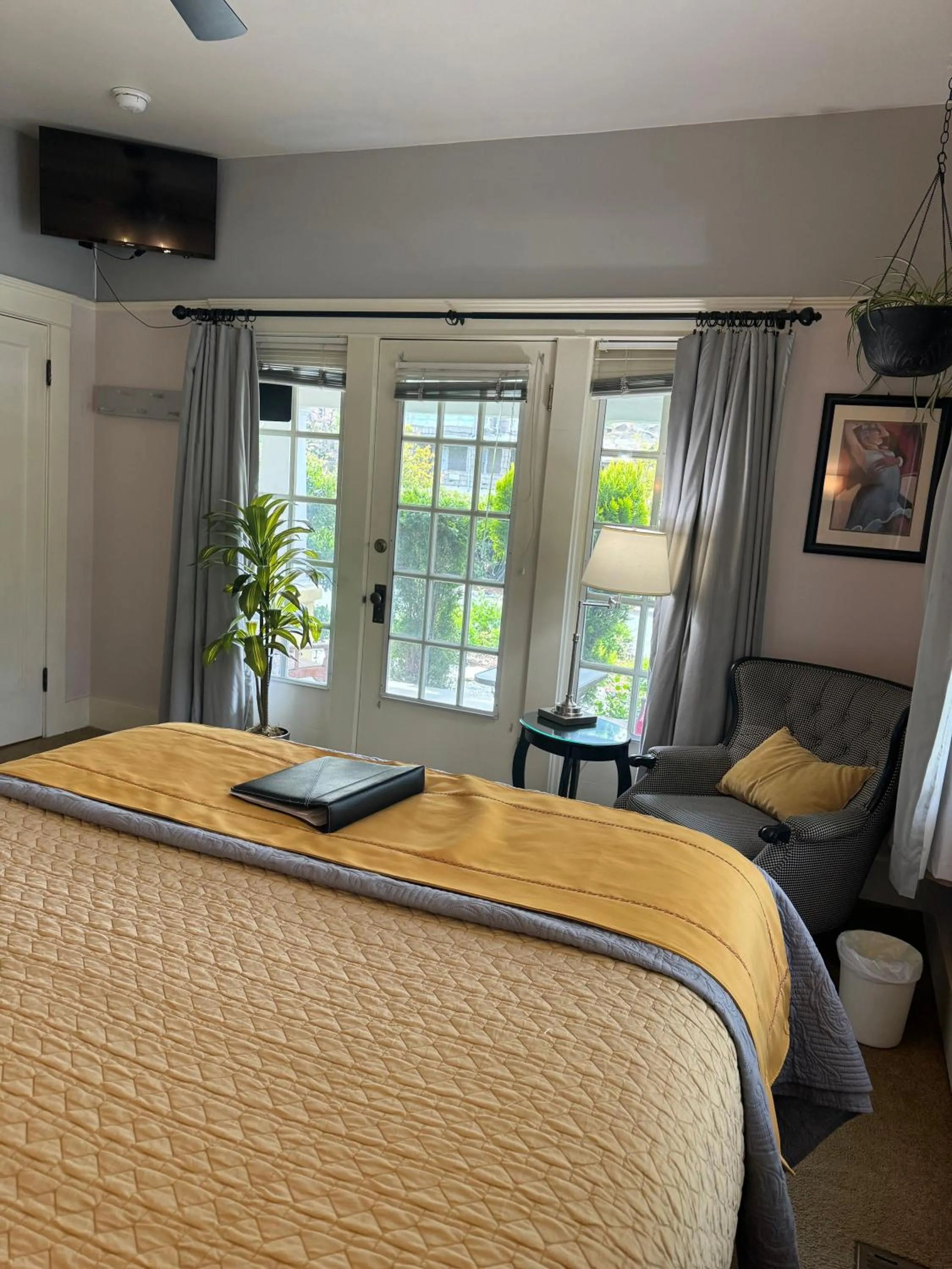 TV and multimedia, Bed in Bayberry Inn B&B and Oregon Wellness Retreat