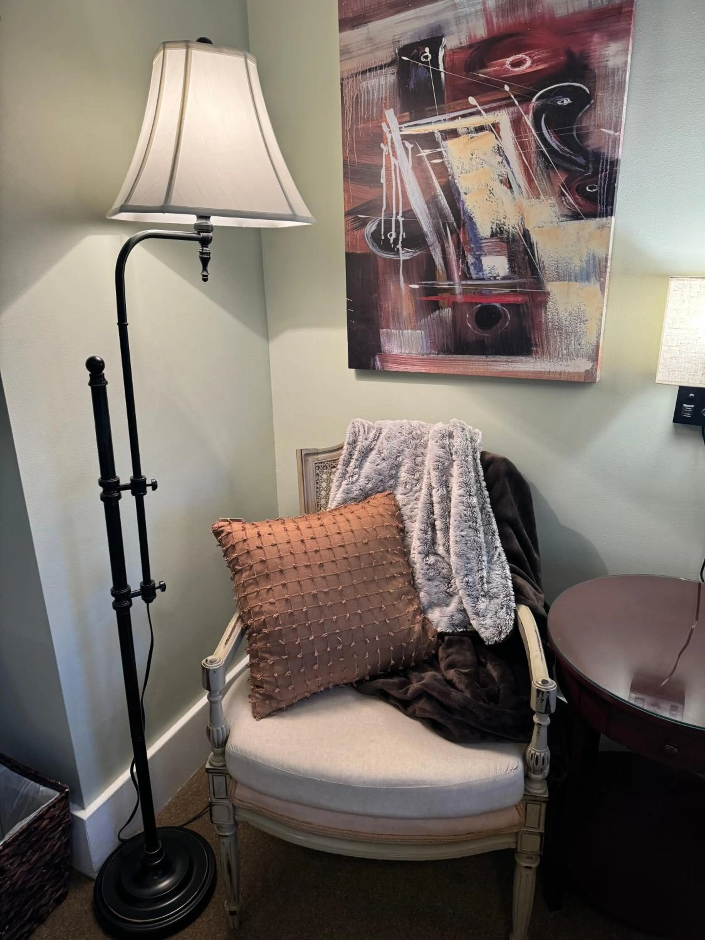 Seating area in Bayberry Inn B&B and Oregon Wellness Retreat