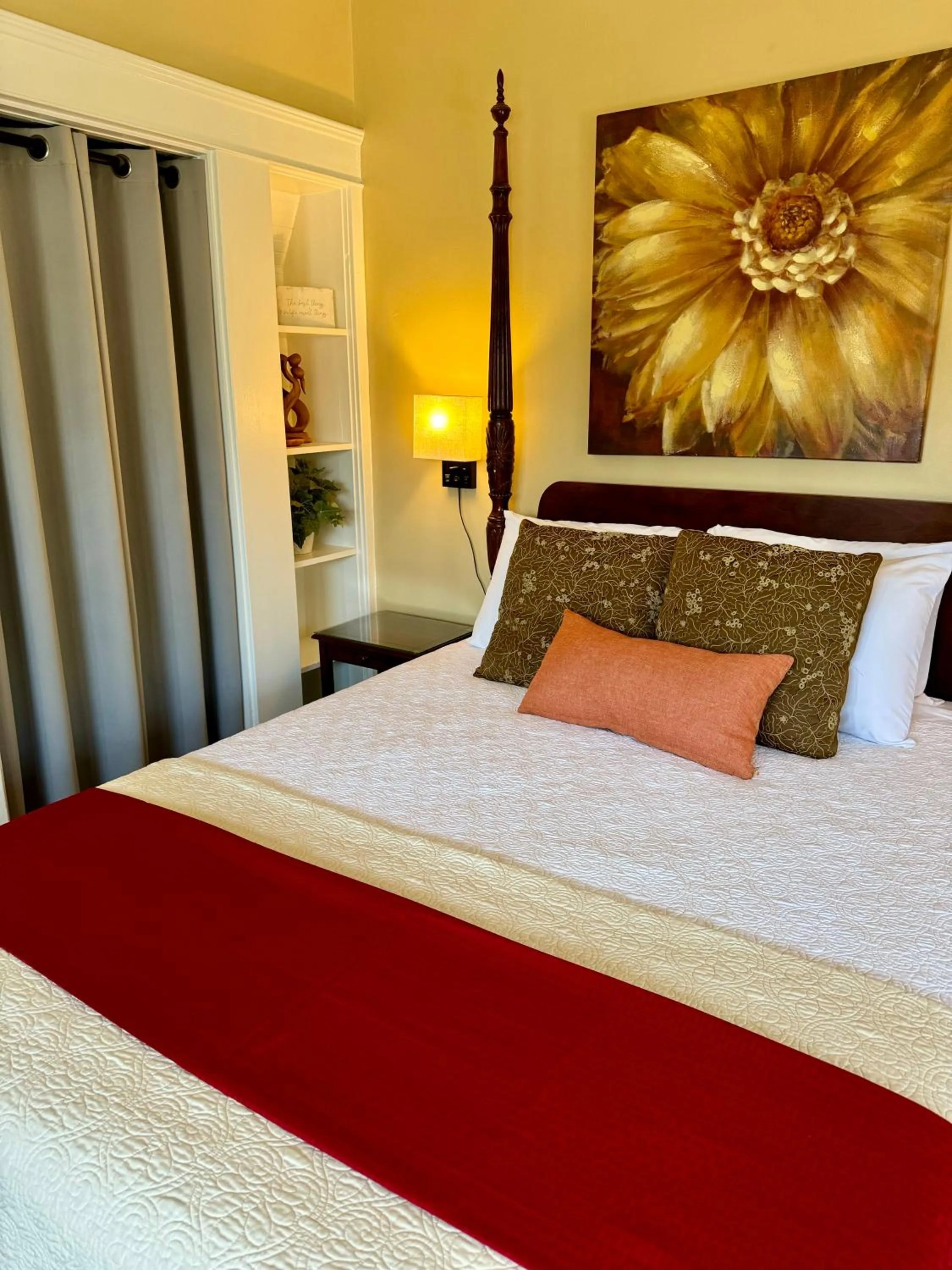 Bed in Bayberry Inn B&B and Oregon Wellness Retreat