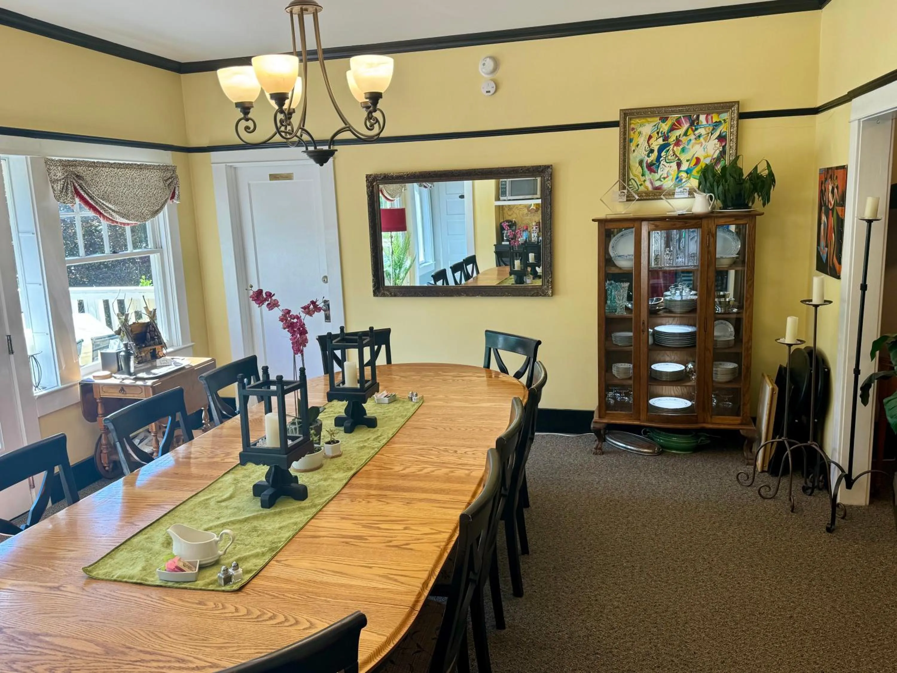 Dining area in Bayberry Inn B&B and Oregon Wellness Retreat