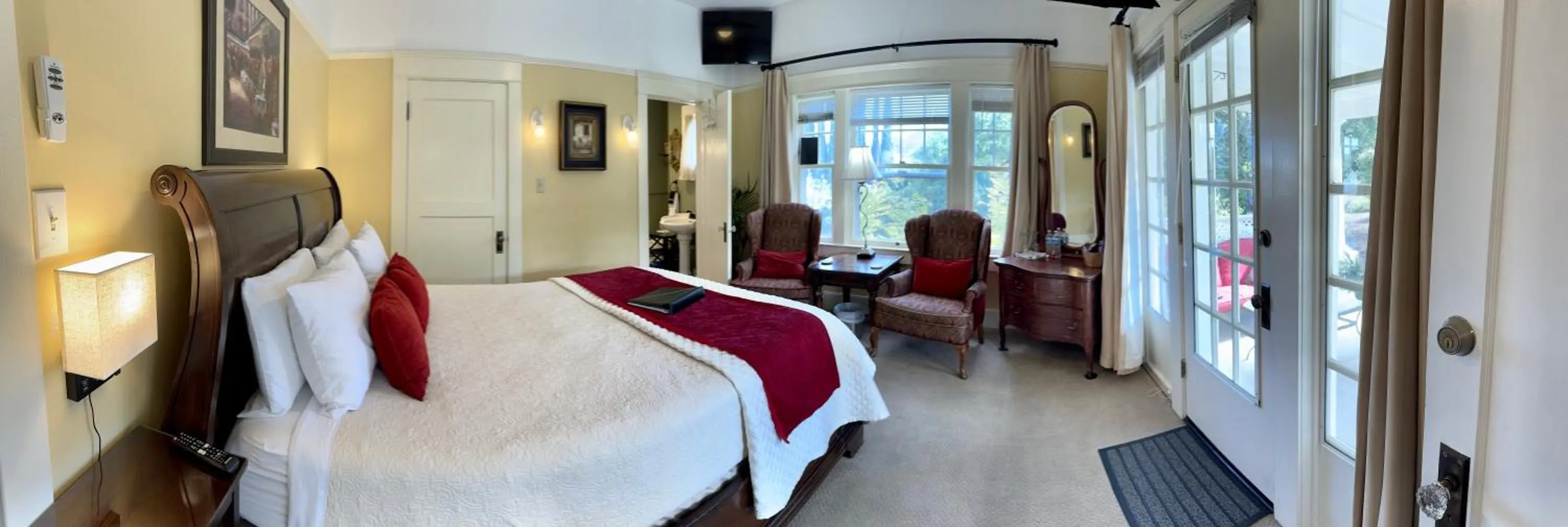 Photo of the whole room, Bed in Bayberry Inn B&B and Oregon Wellness Retreat