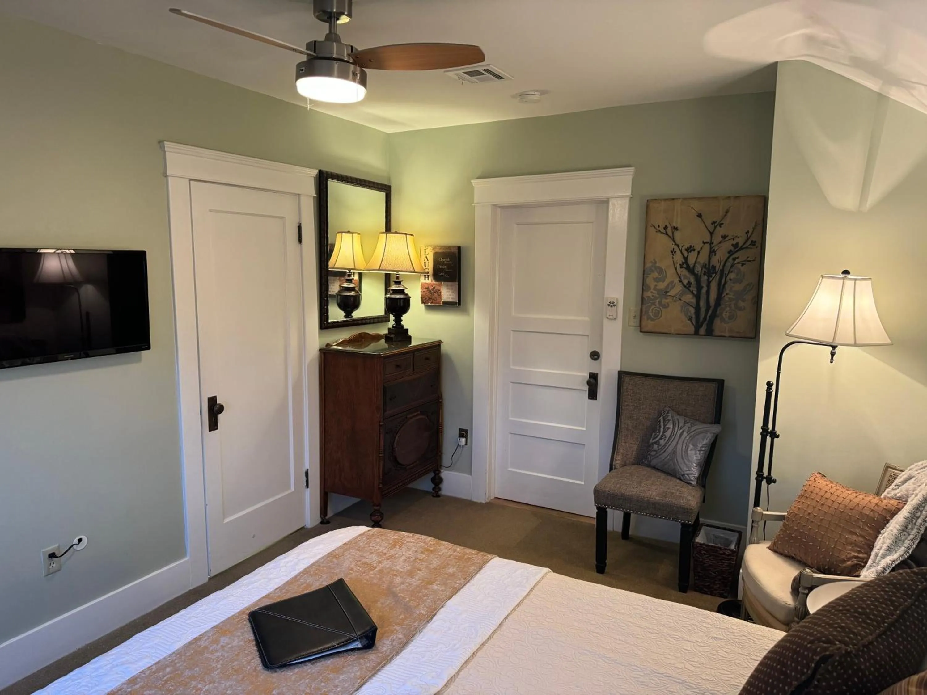 TV and multimedia, Bed in Bayberry Inn B&B and Oregon Wellness Retreat