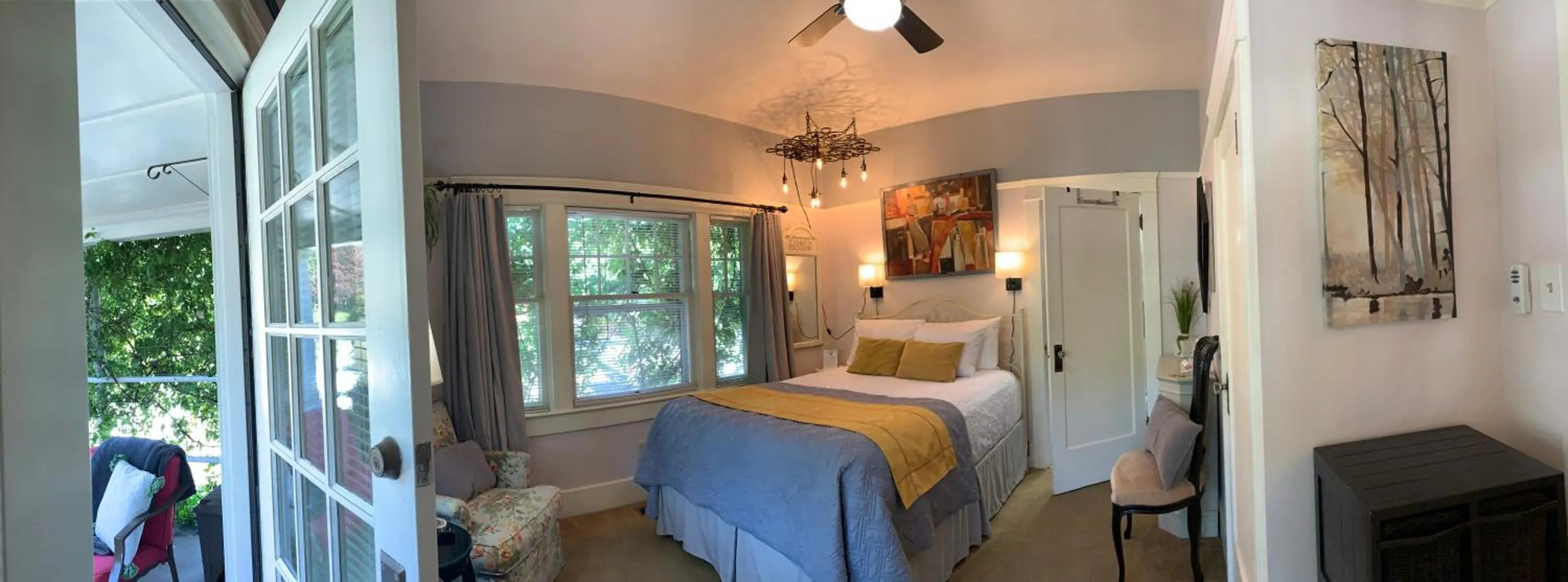 Bed in Bayberry Inn B&B and Oregon Wellness Retreat