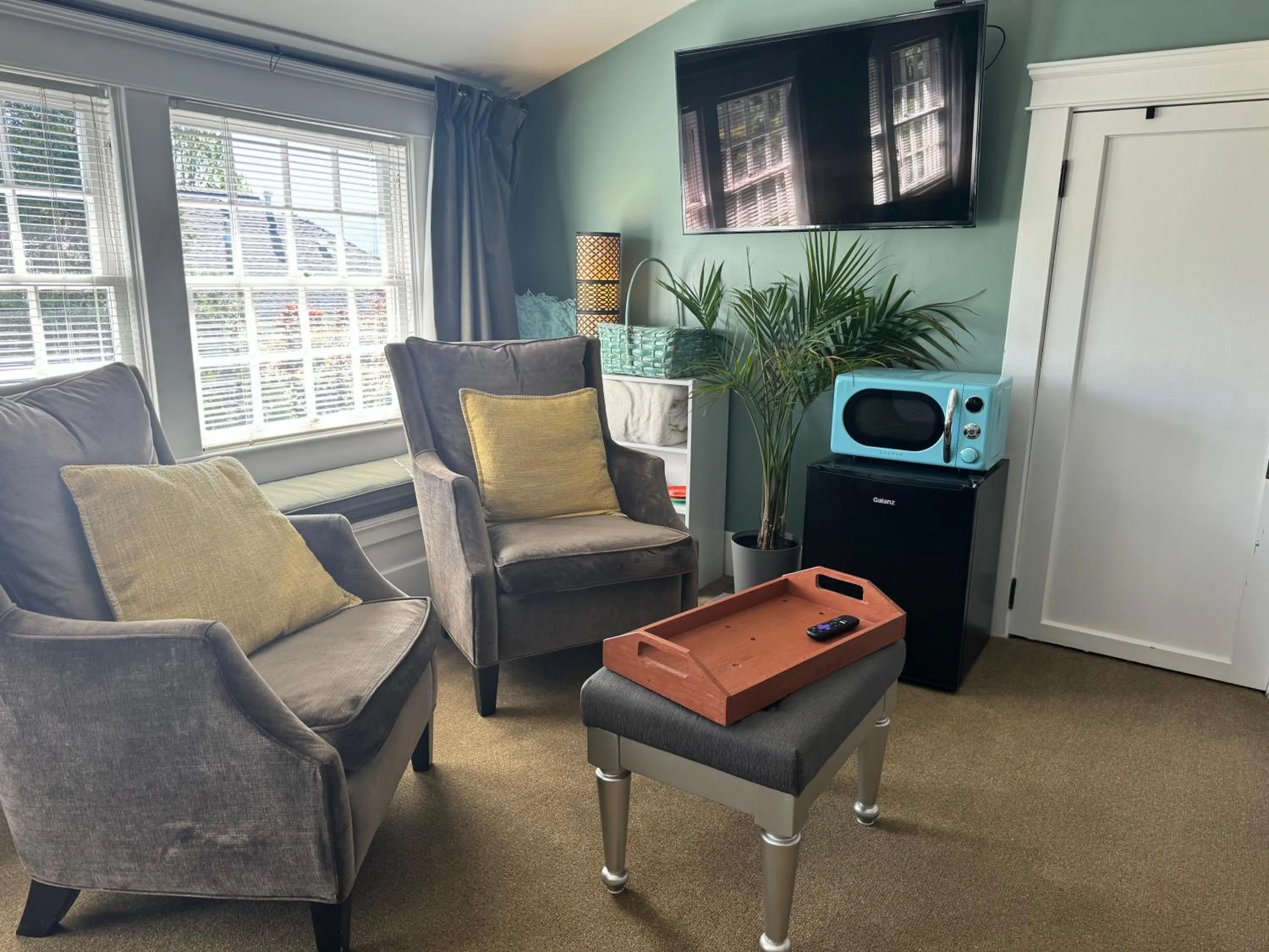 TV and multimedia in Bayberry Inn B&B and Oregon Wellness Retreat