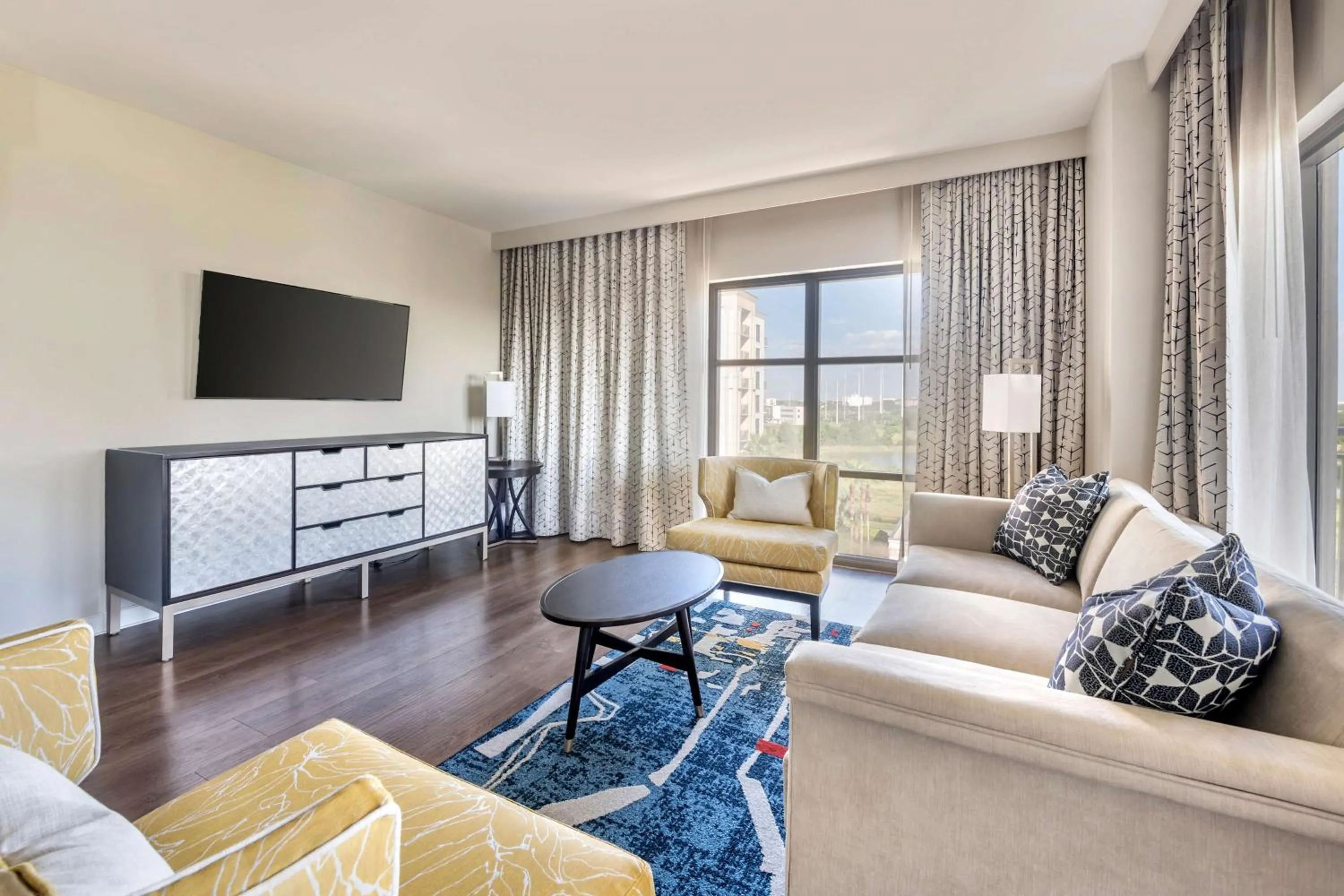 Living room in Hilton Grand Vacations Club Las Palmeras Orlando