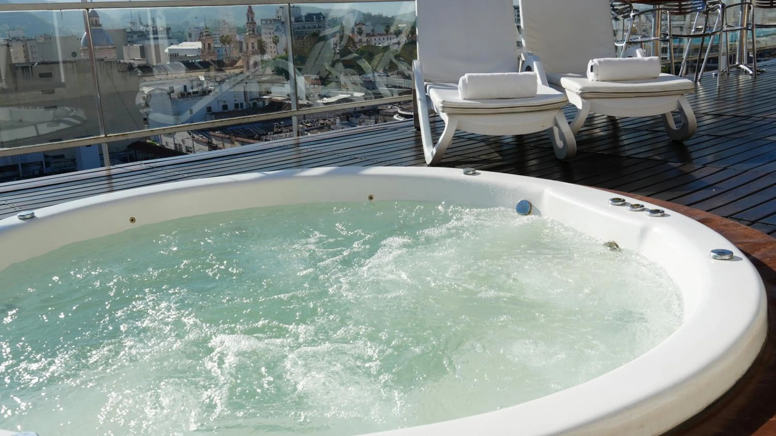 Hot Tub in Design Suites Salta
