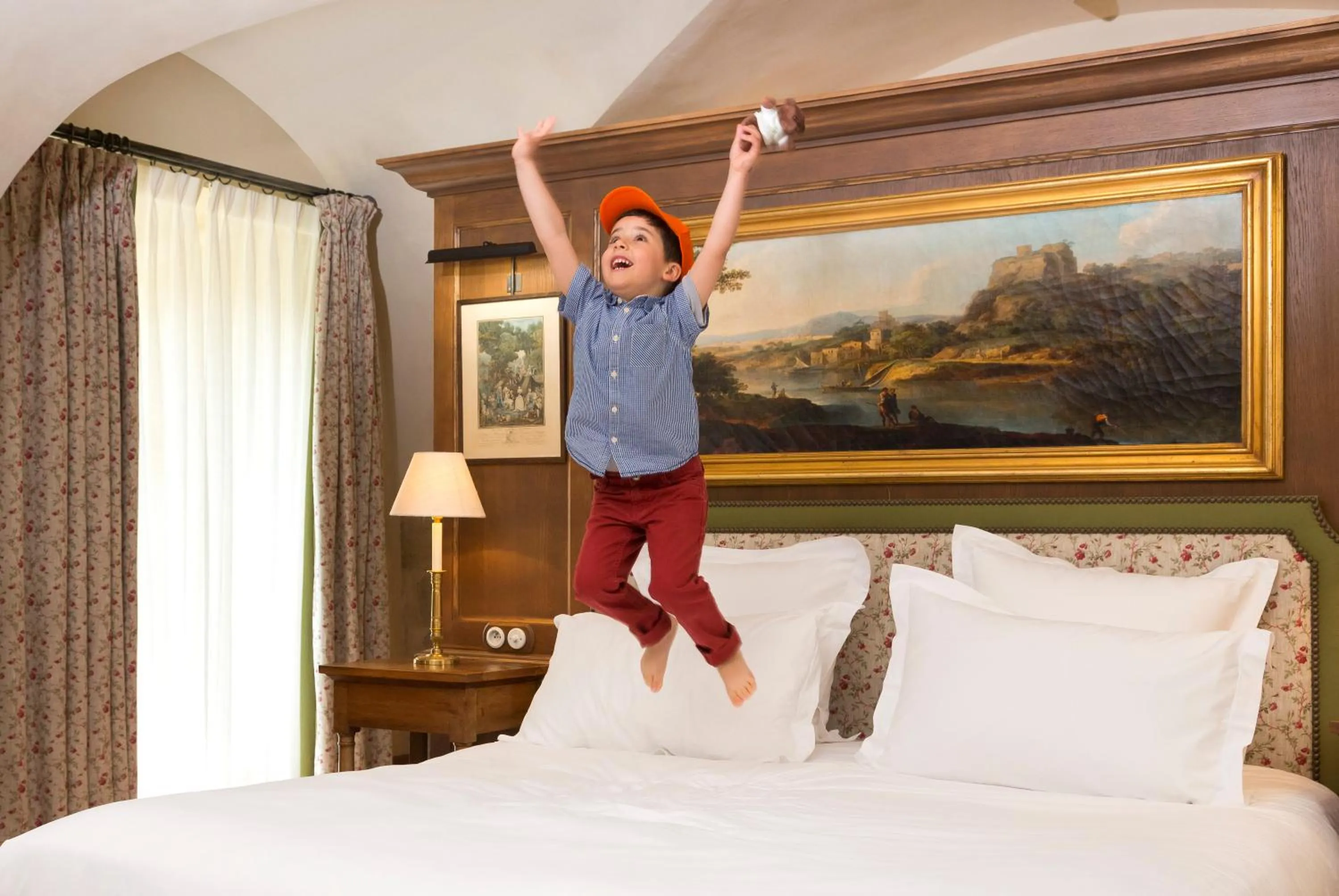 young children in Airelles Gordes, La Bastide