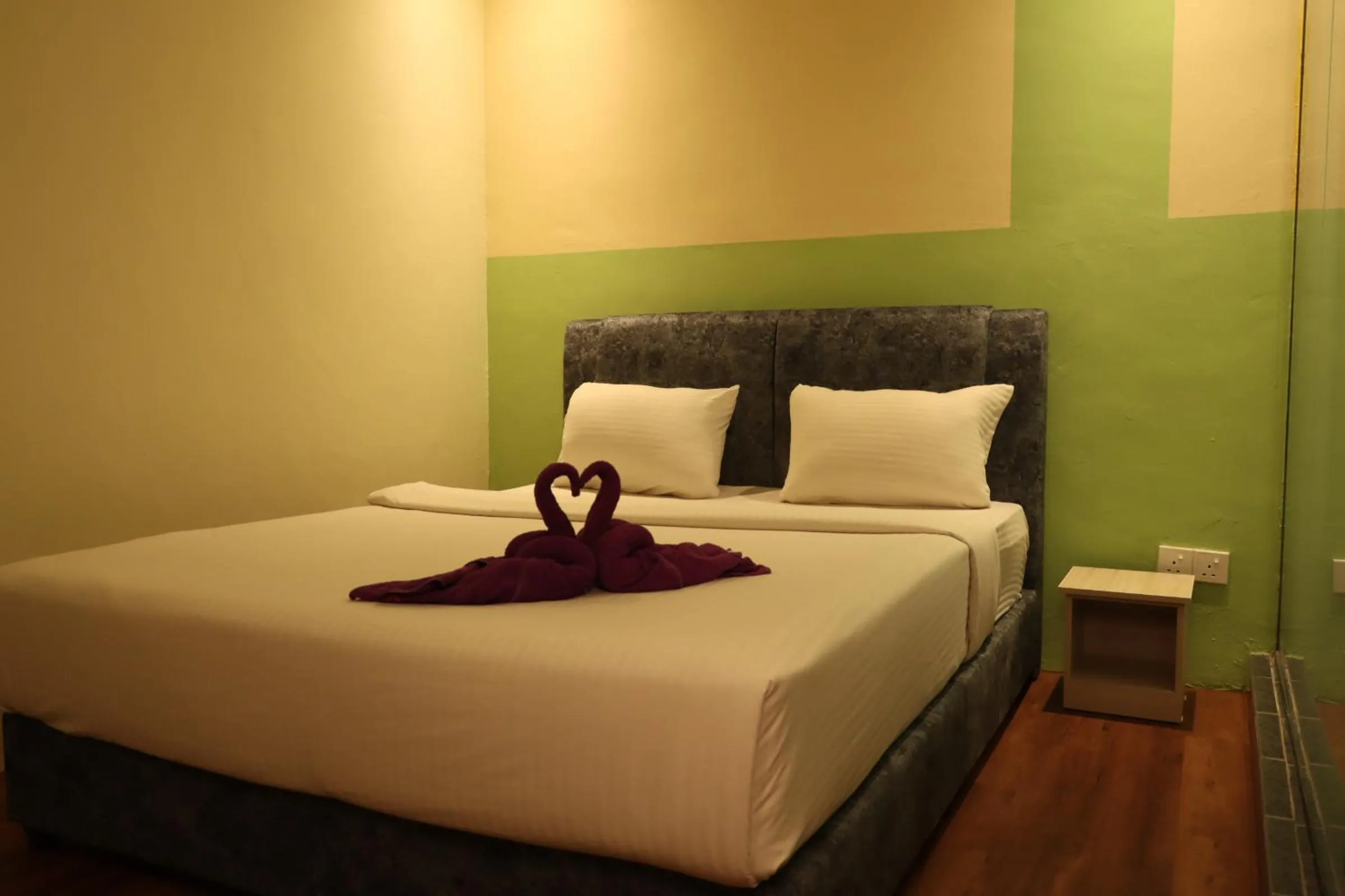 Photo of the whole room, Bed in Oscar Inn