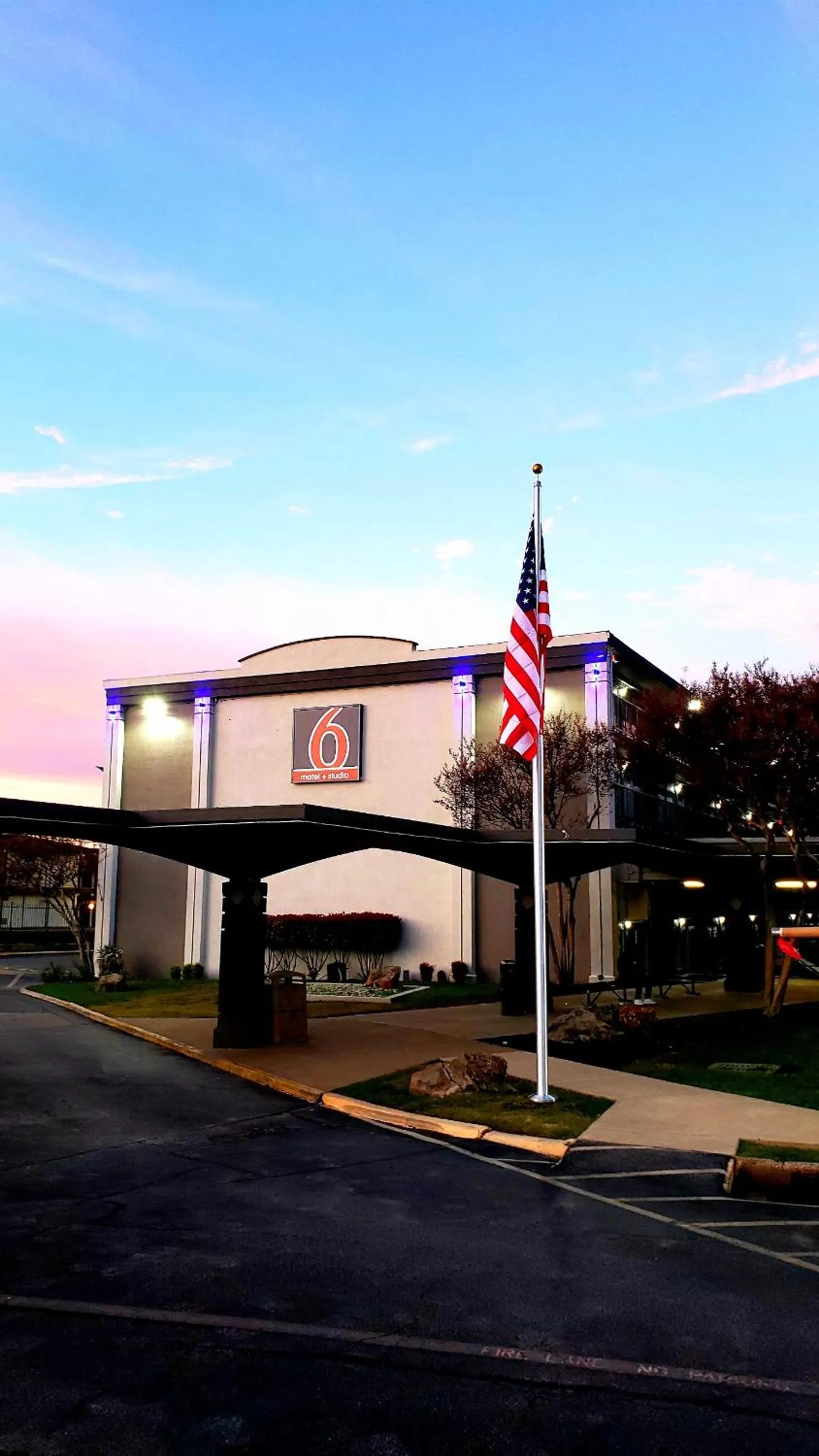 Property building in Motel 6 Mesquite, TX Town East