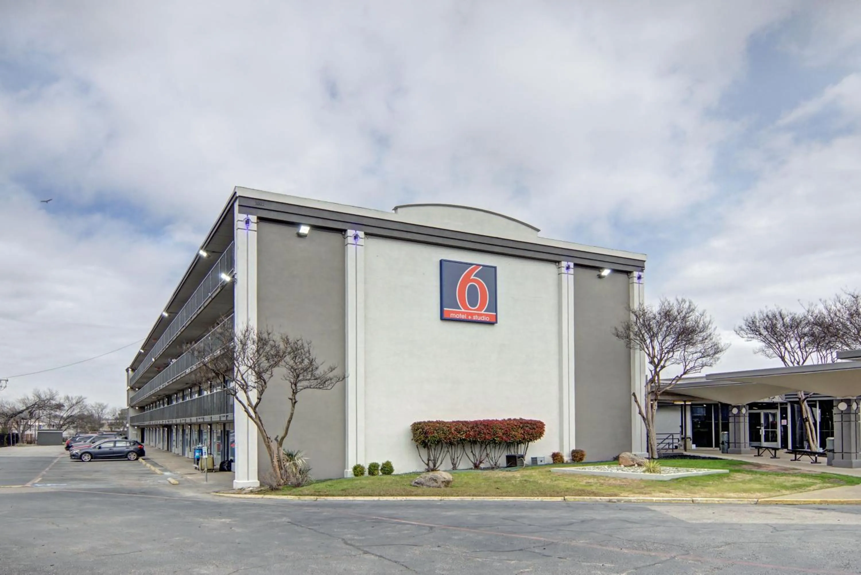 Property building in Motel 6 Mesquite, TX Town East