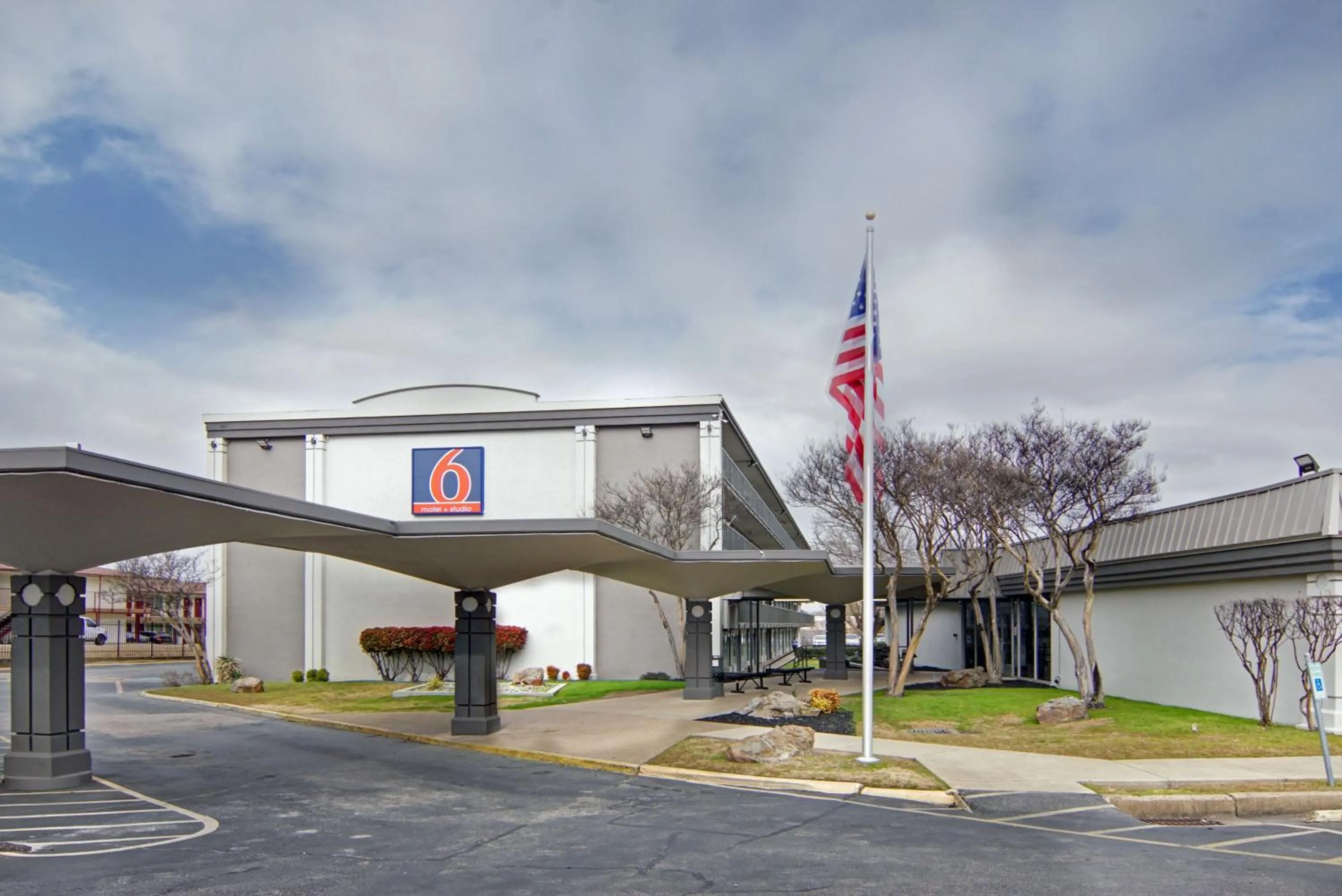 Property building in Motel 6 Mesquite, TX Town East