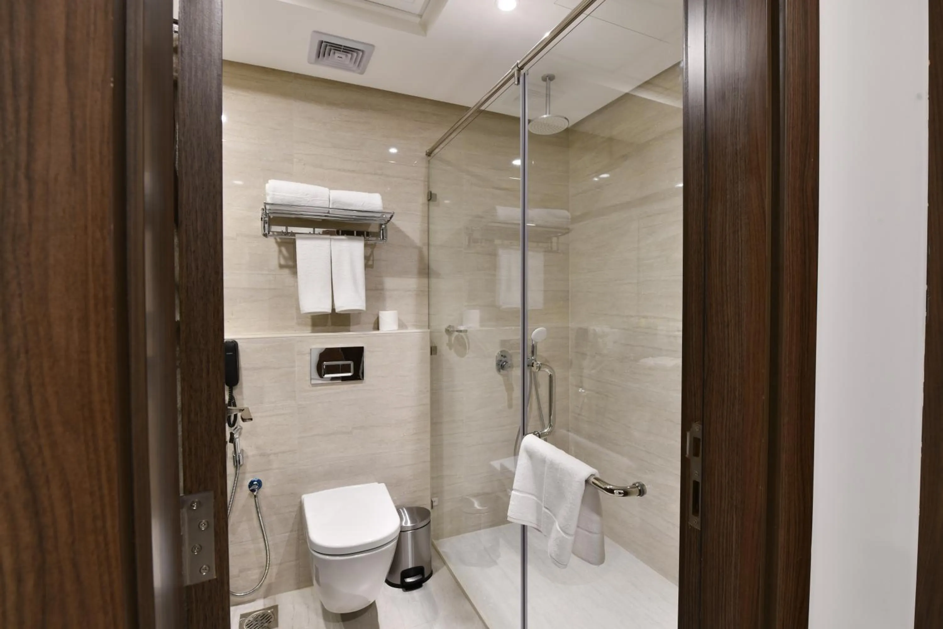 Toilet in JUFFAIR BOULEVARD HOTEL & SUITES