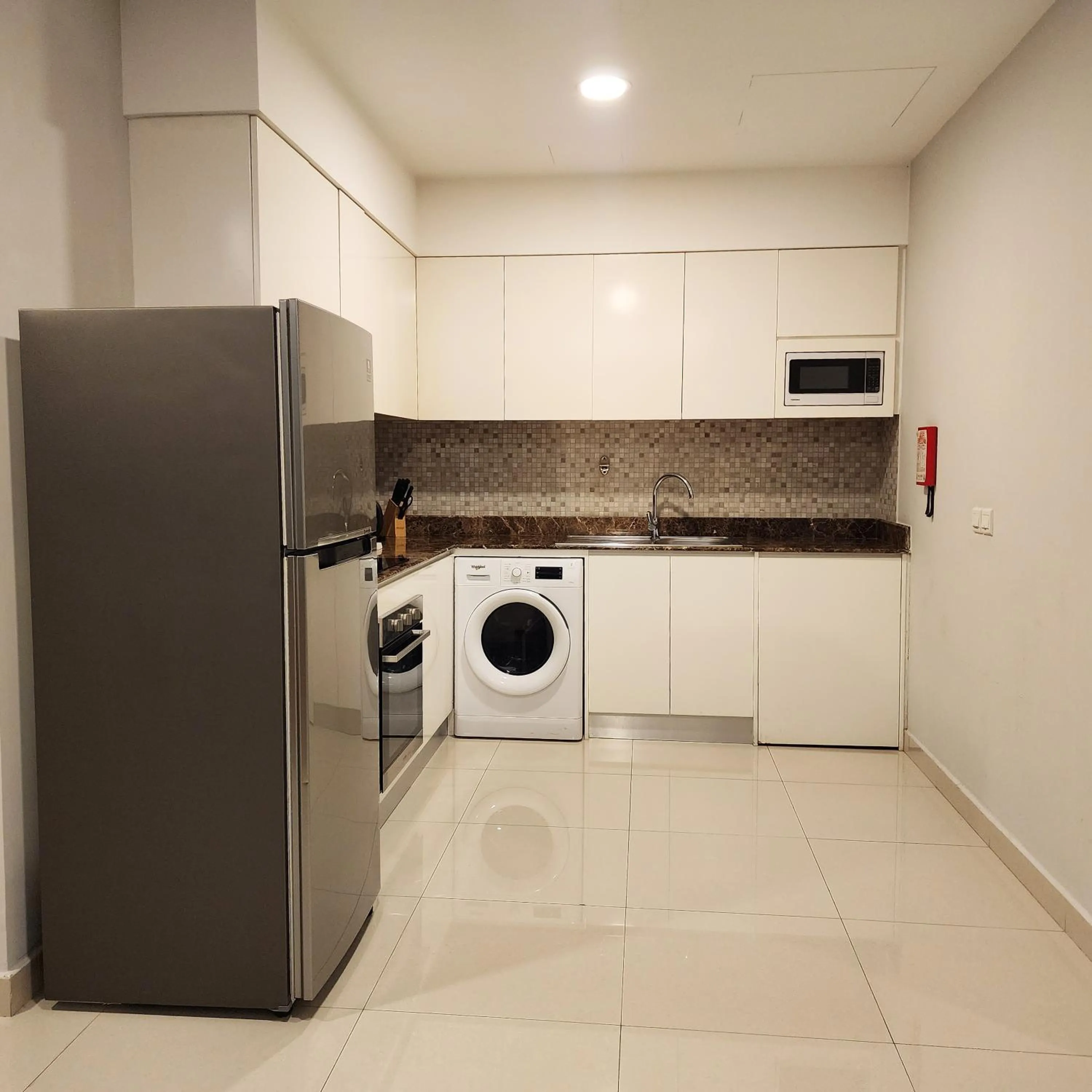 Kitchen or kitchenette in JUFFAIR BOULEVARD HOTEL & SUITES