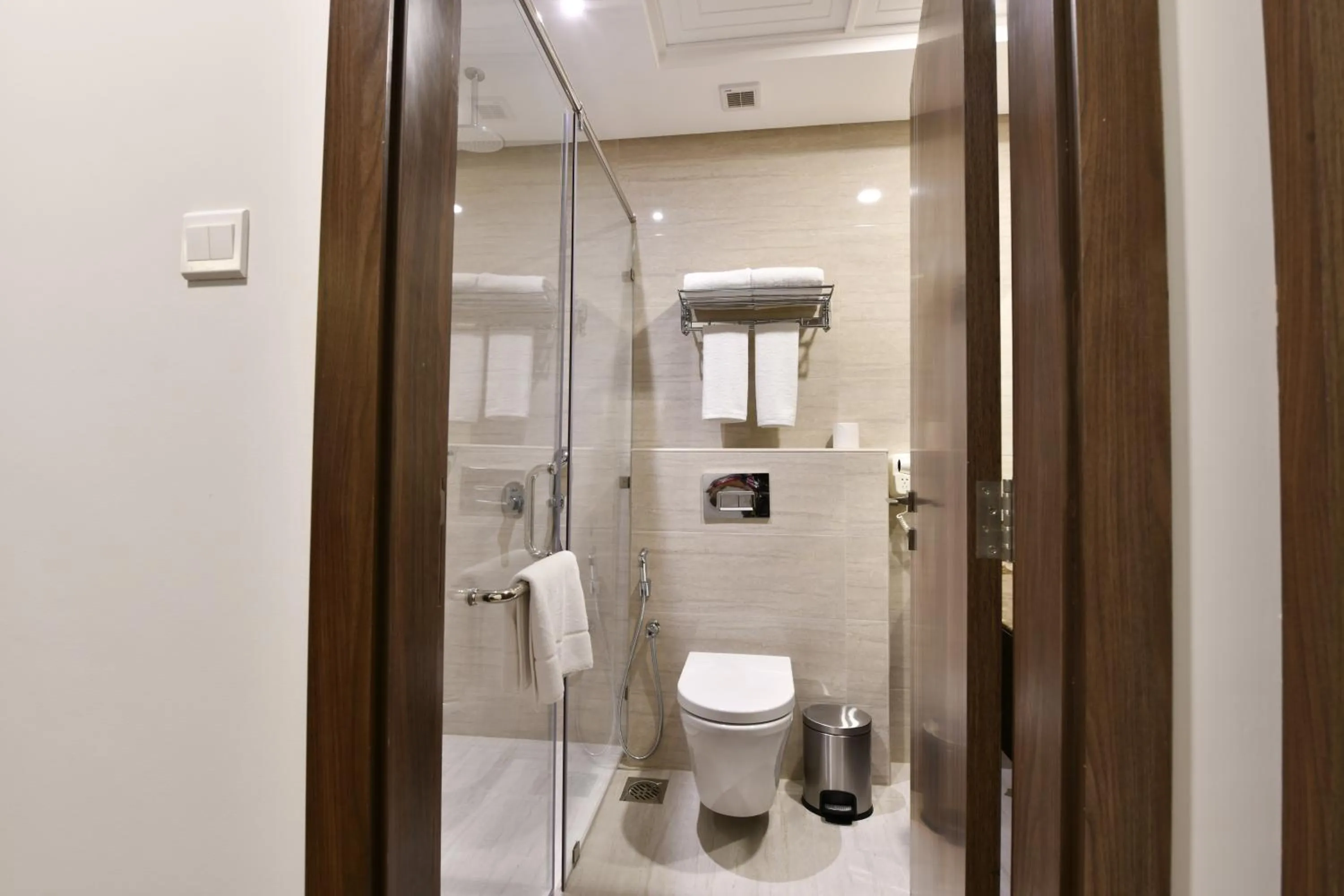 Toilet in JUFFAIR BOULEVARD HOTEL & SUITES