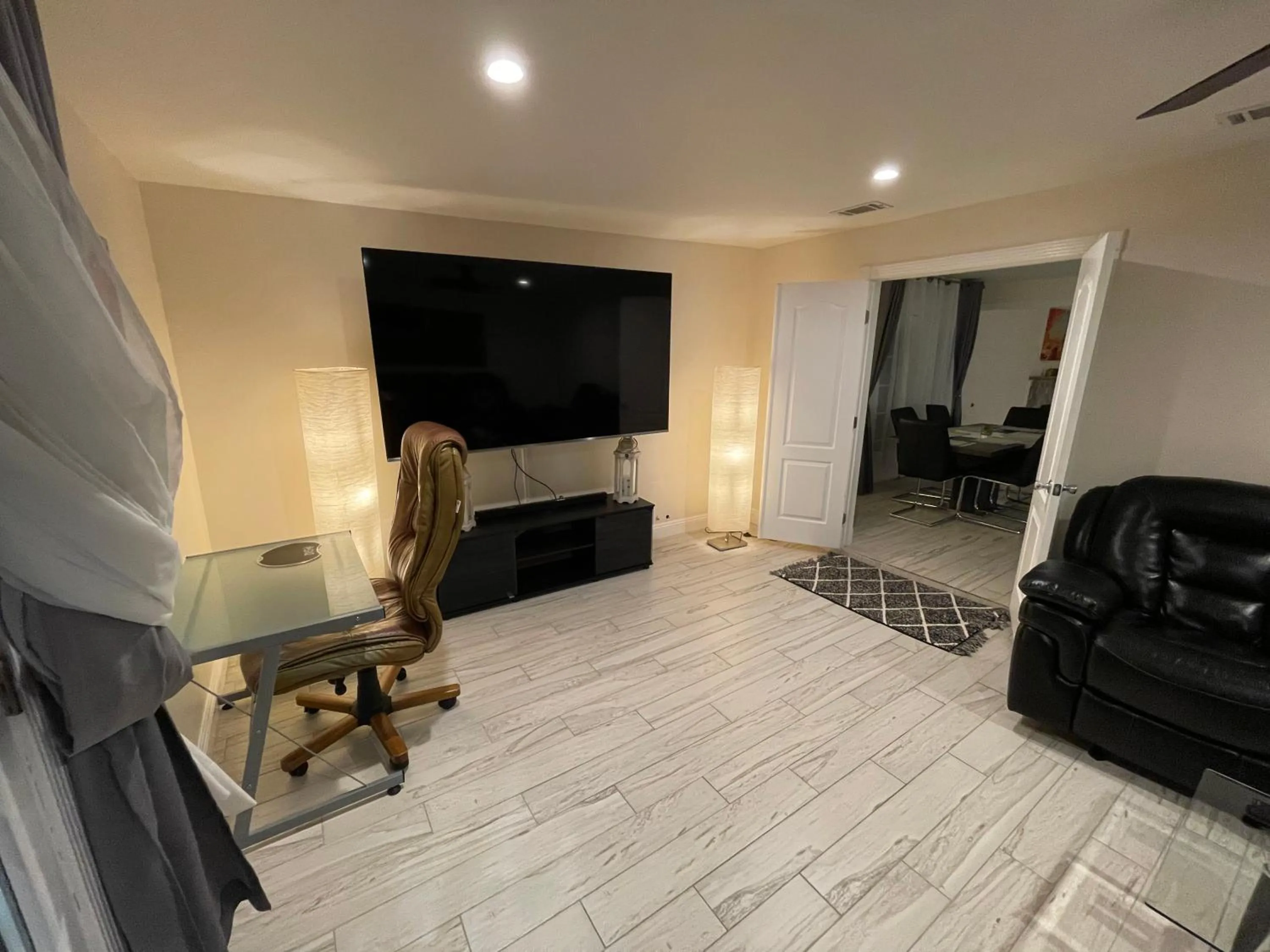 Communal lounge/ TV room in Cheerful, Beautifully Remodeled, Modern, Comfortable Home