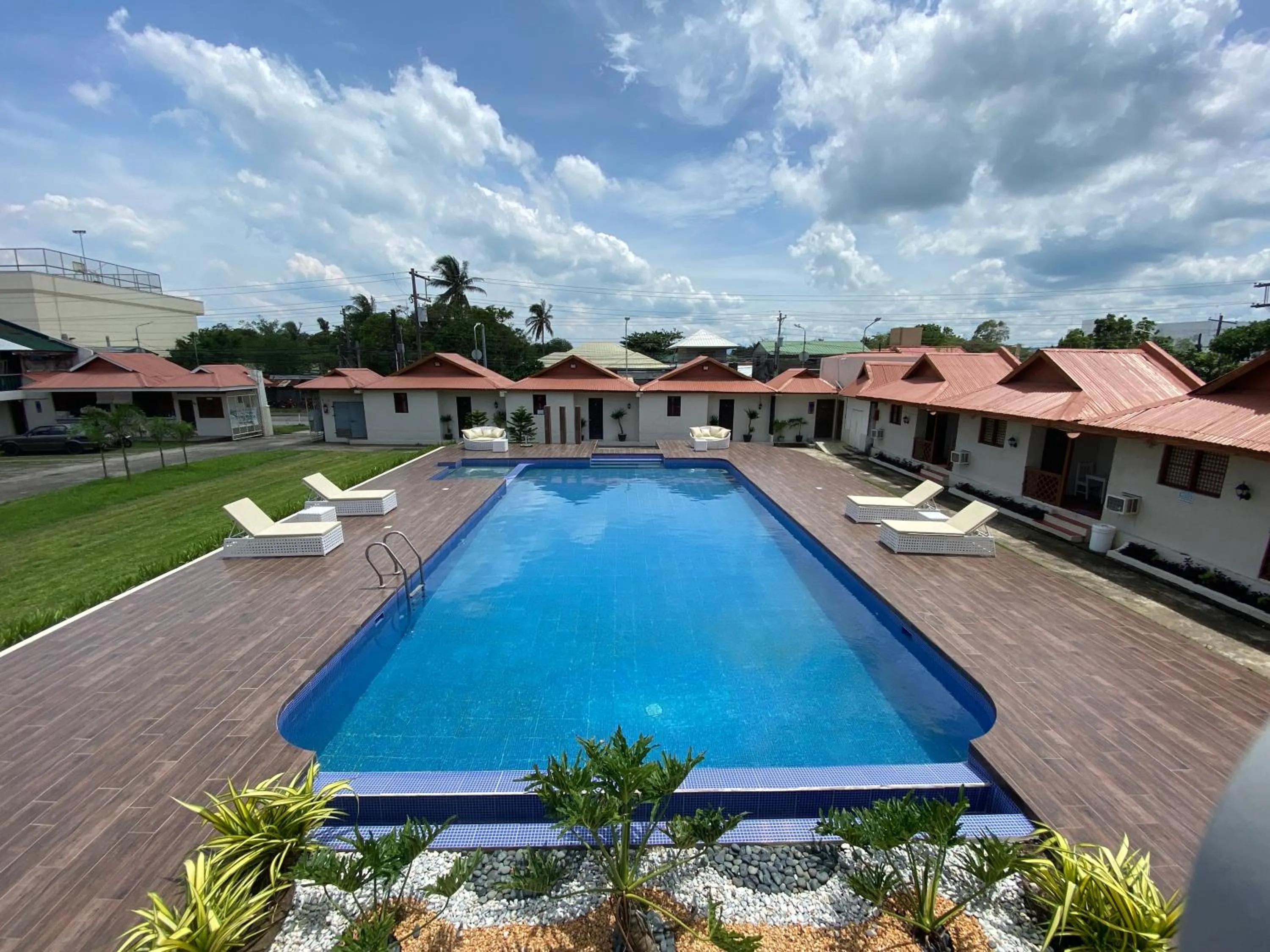 Swimming pool in Shoreland Beach Resort by Cocotel