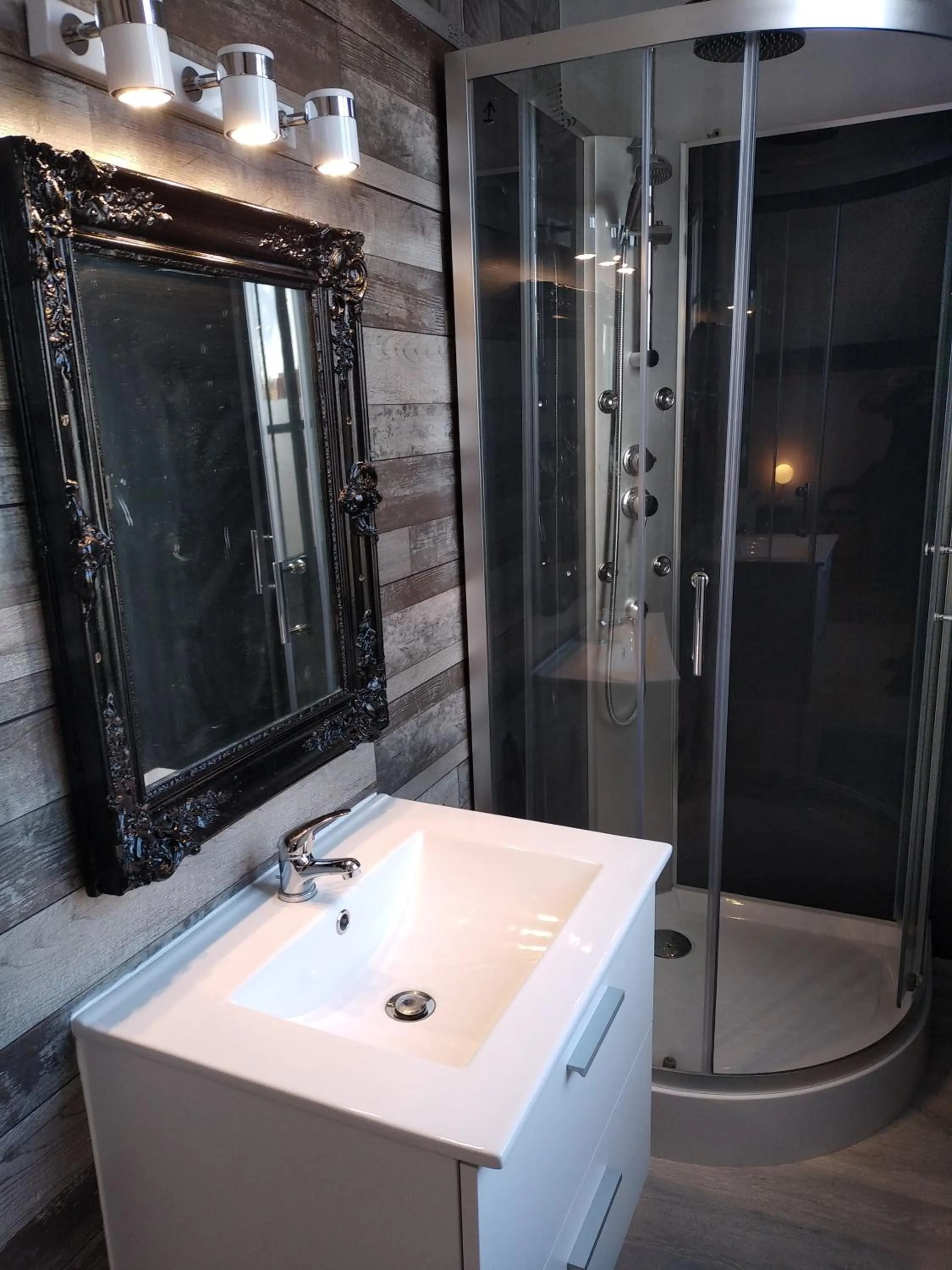 Bathroom in Studio et chambres d'hôtes les nuits de Gesnes