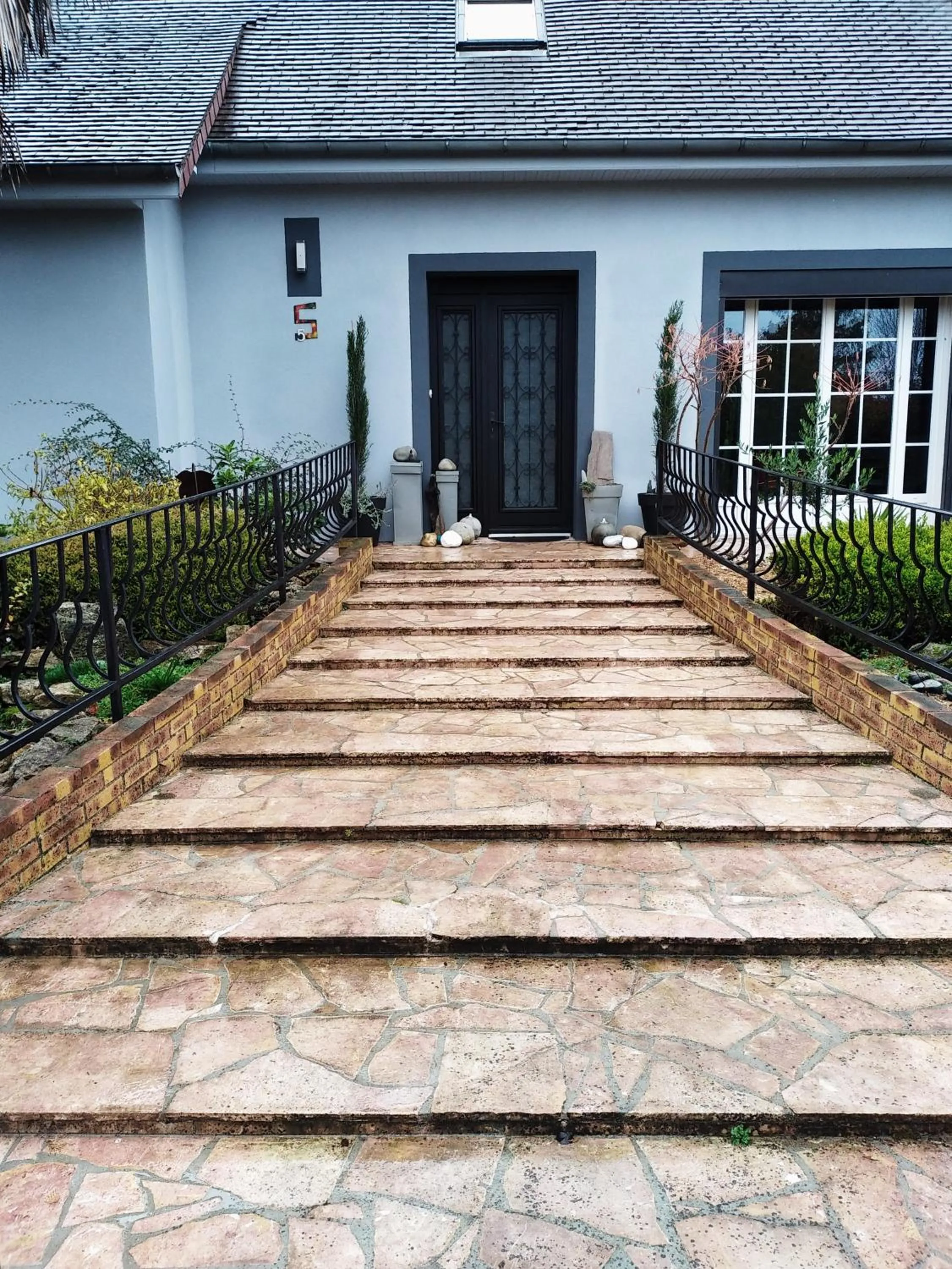 Facade/entrance in Studio et chambres d'hôtes les nuits de Gesnes
