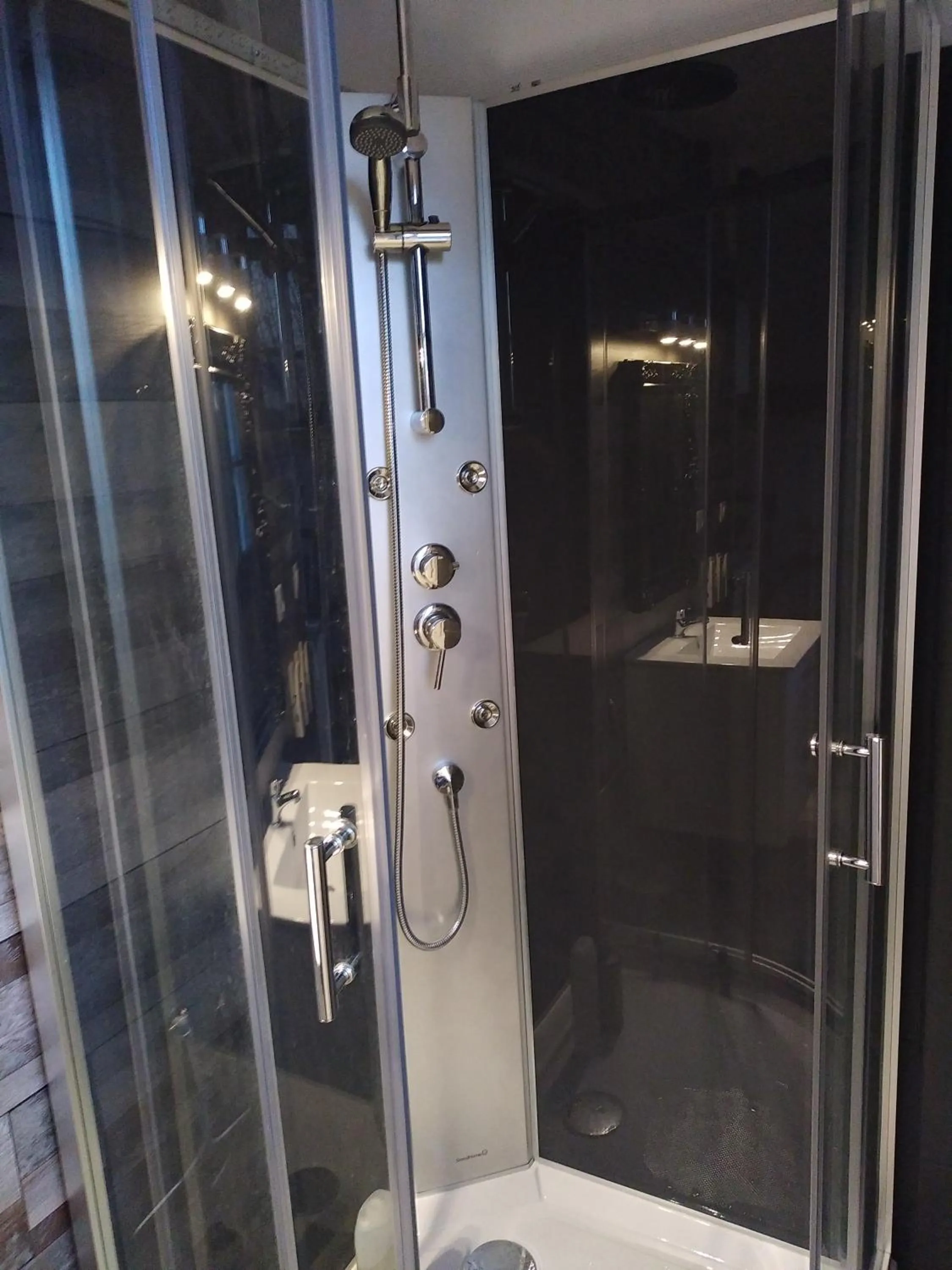 Bathroom in Studio et chambres d'hôtes les nuits de Gesnes