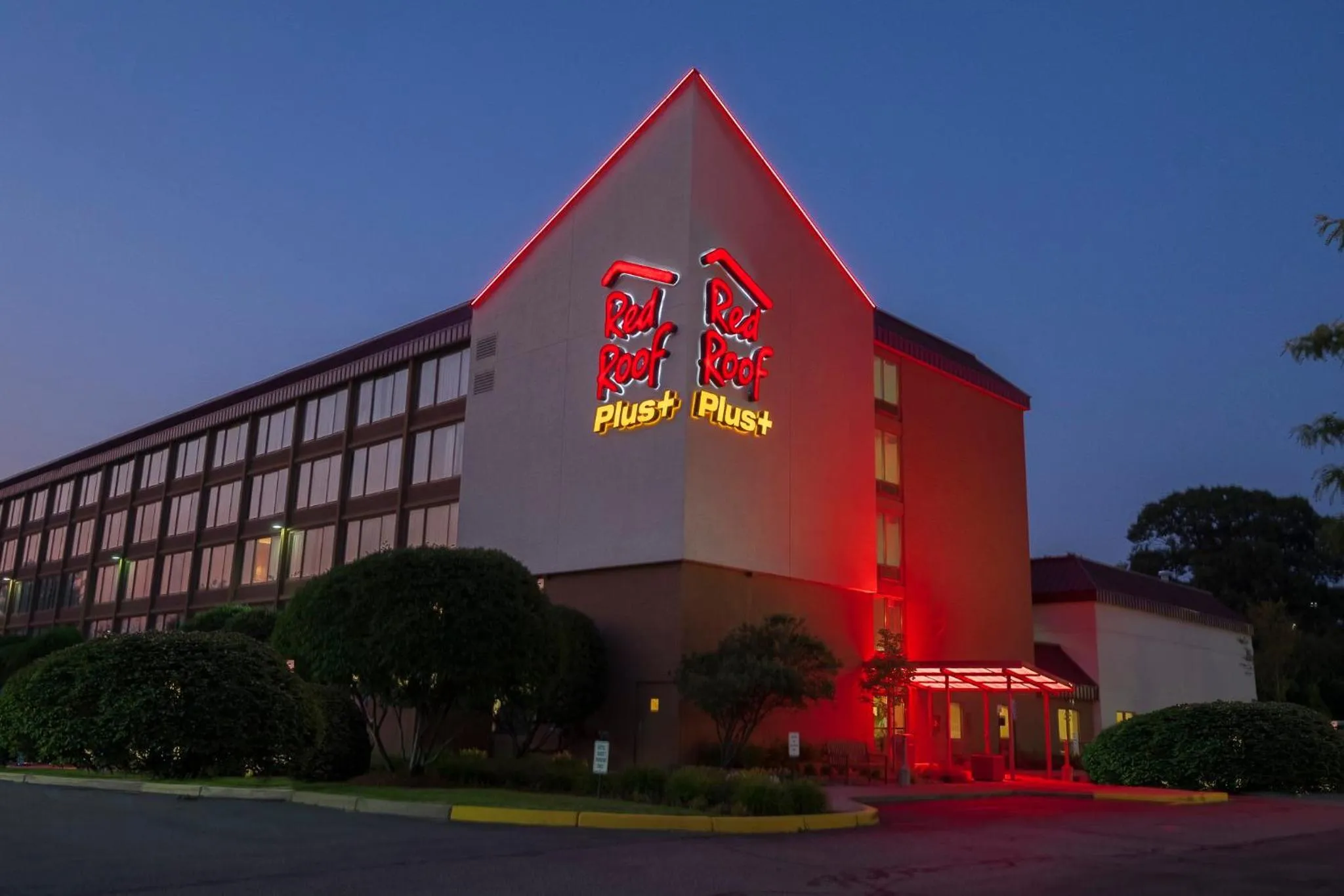 Property building in Red Roof Inn PLUS+ Boston - Woburn/ Burlington