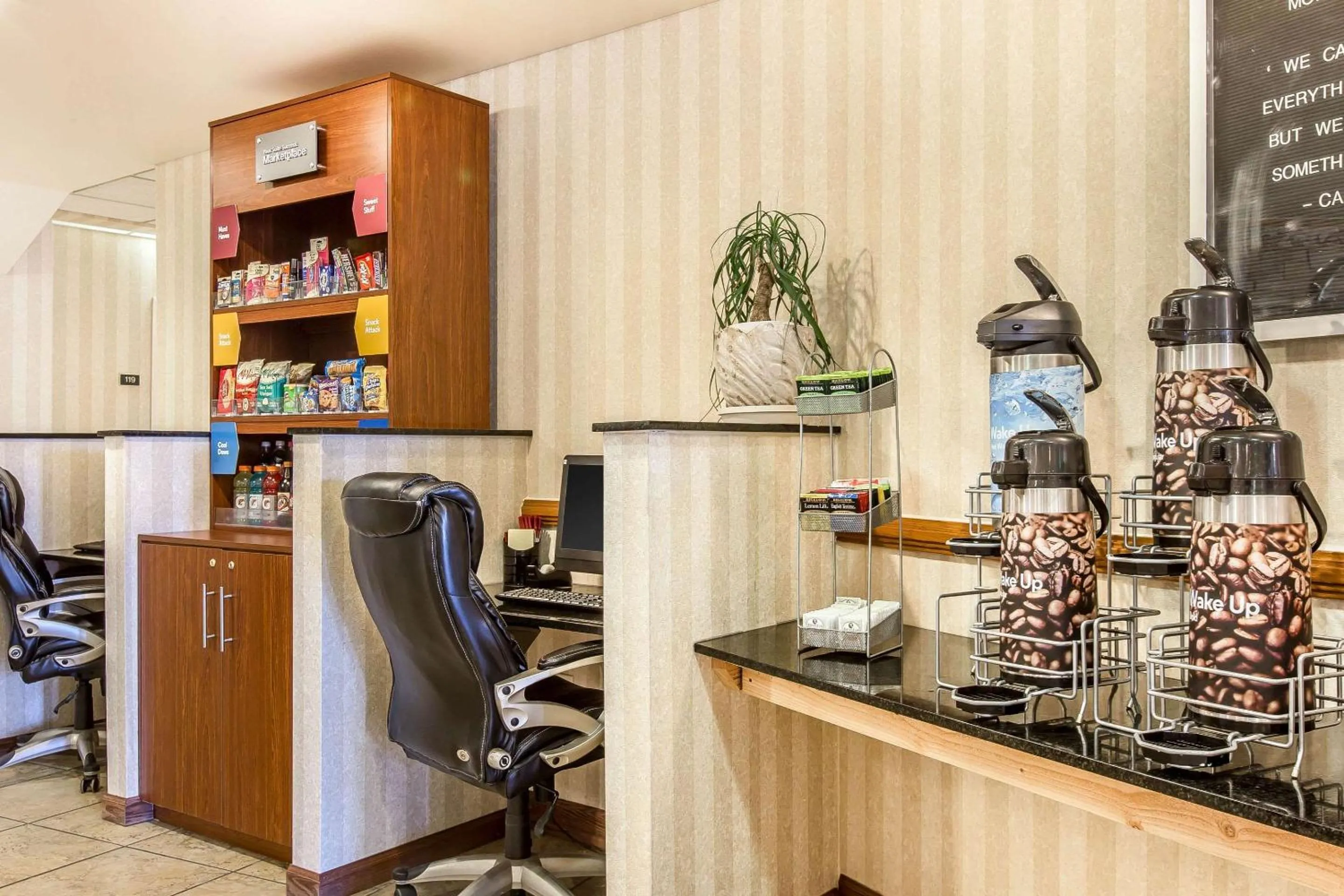 Coffee/tea facilities in Comfort Suites Summit County