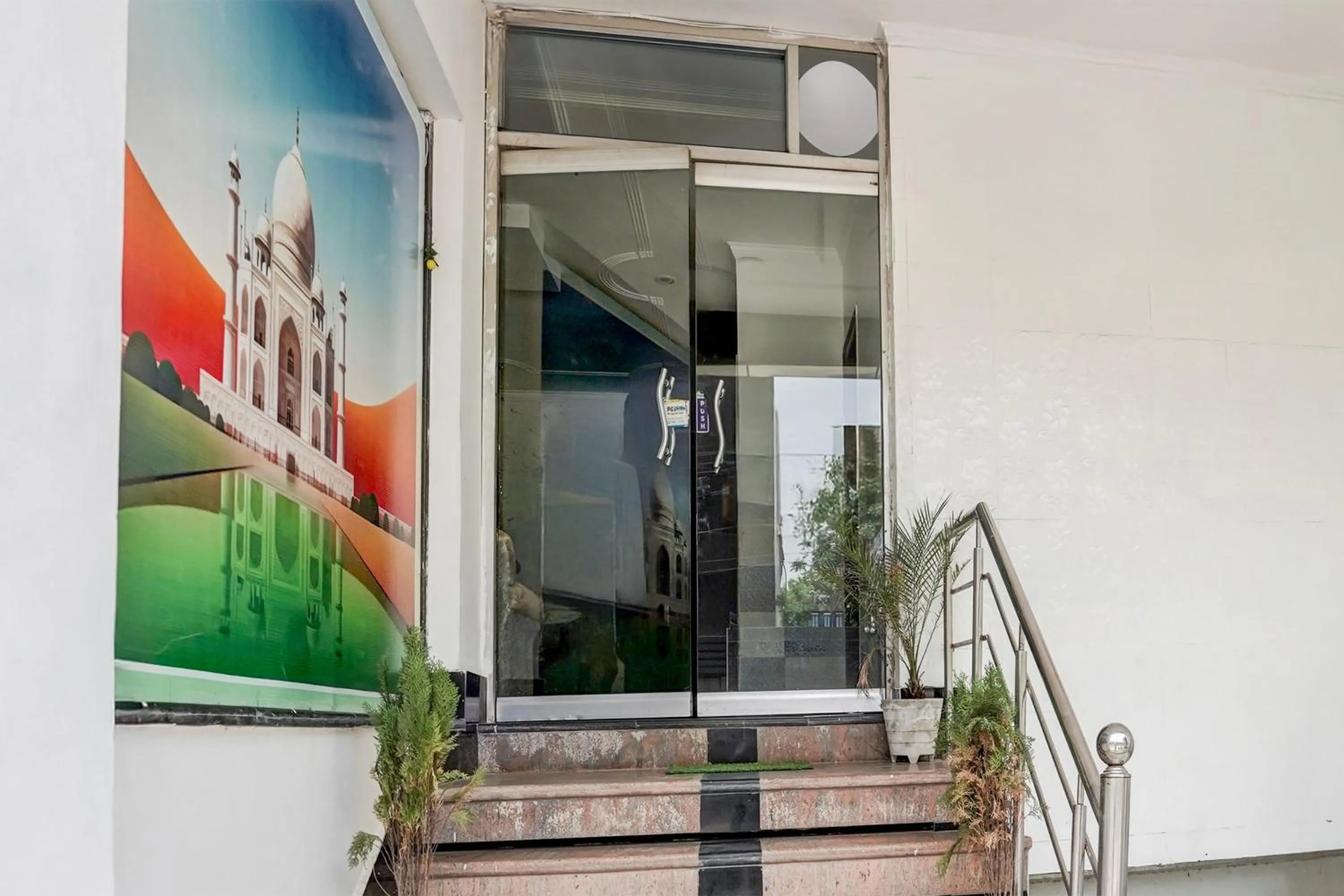 Facade/entrance in Hotel O Shilpgram Taj Mahal East Gate