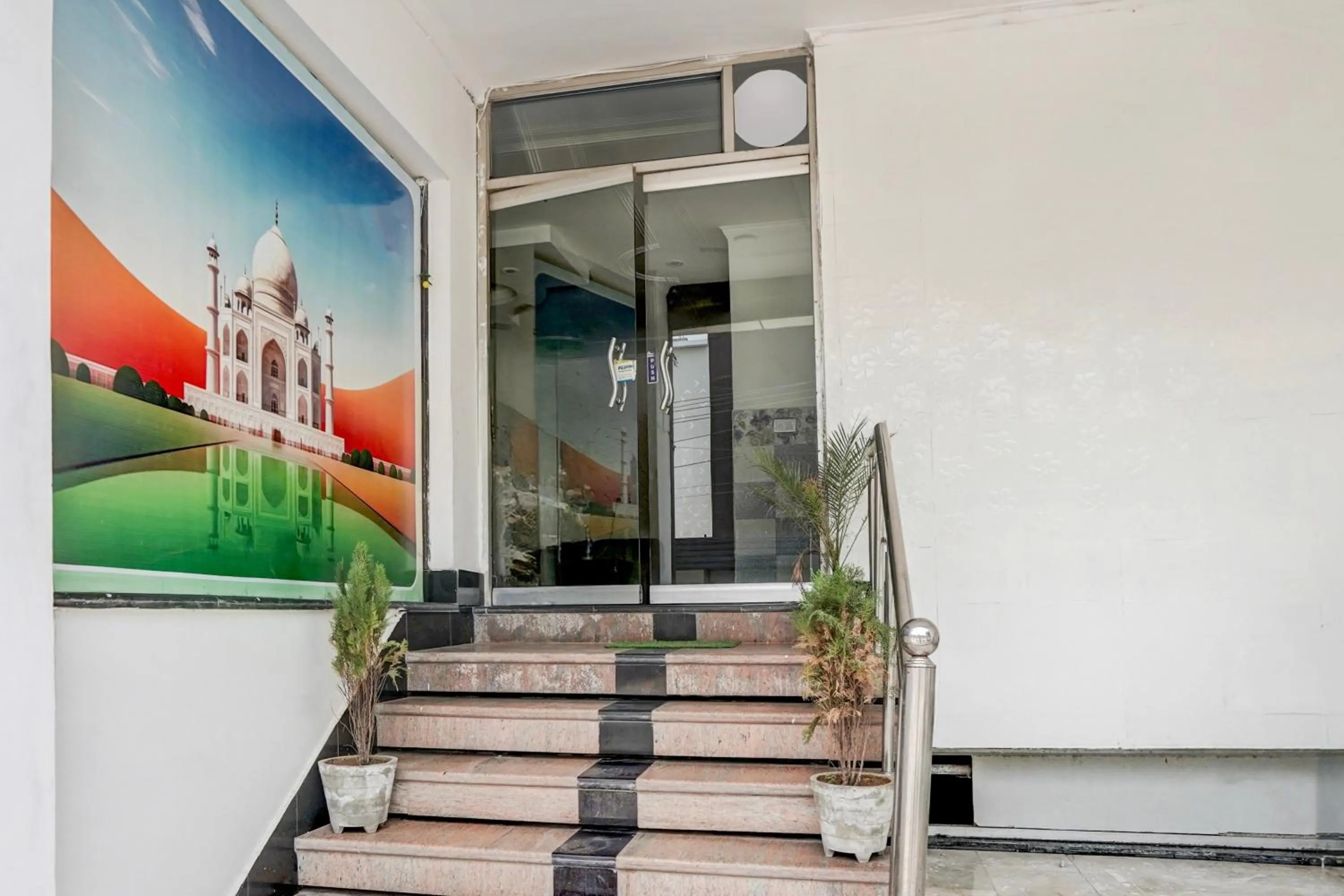 Facade/entrance in Hotel O Shilpgram Taj Mahal East Gate