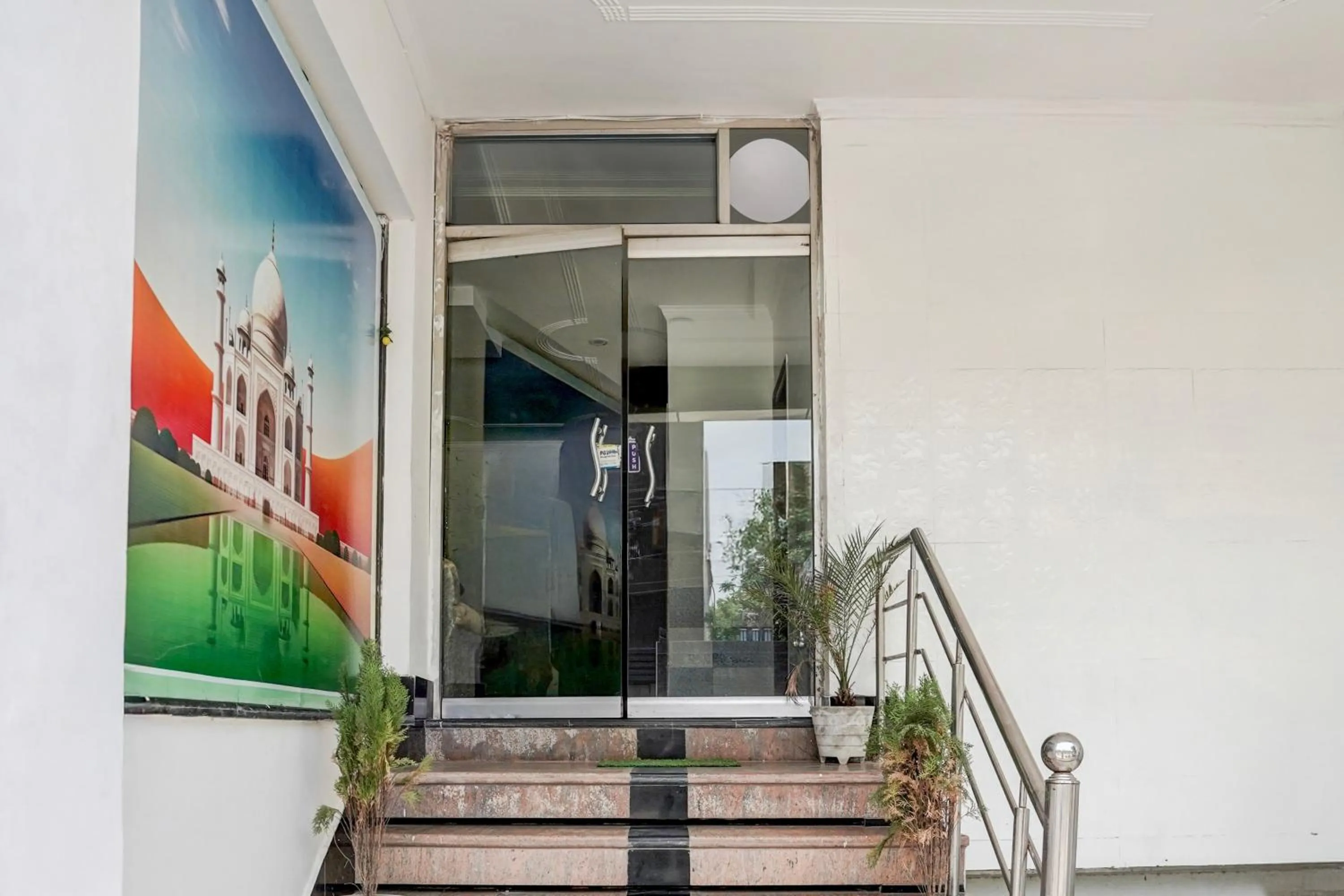 Facade/entrance in Hotel O Shilpgram Taj Mahal East Gate